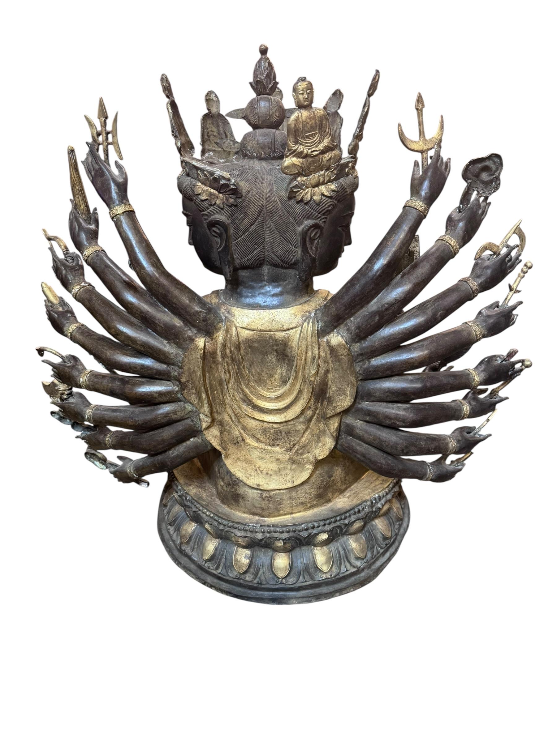 Antiker tibetischer, gekrönter Buddha im Gebet im Angebot 2