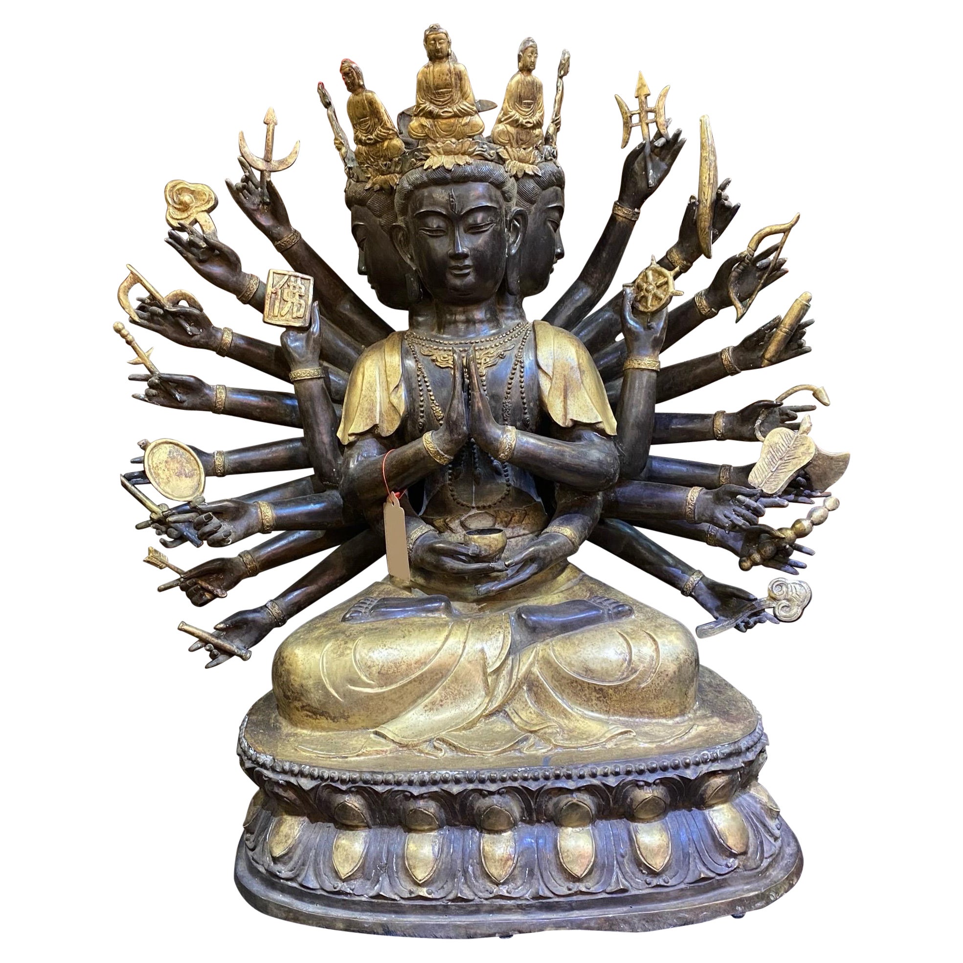Antiker tibetischer, gekrönter Buddha im Gebet im Angebot