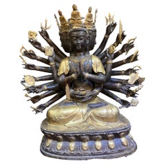 Antiguo Buda tibetano orante coronado