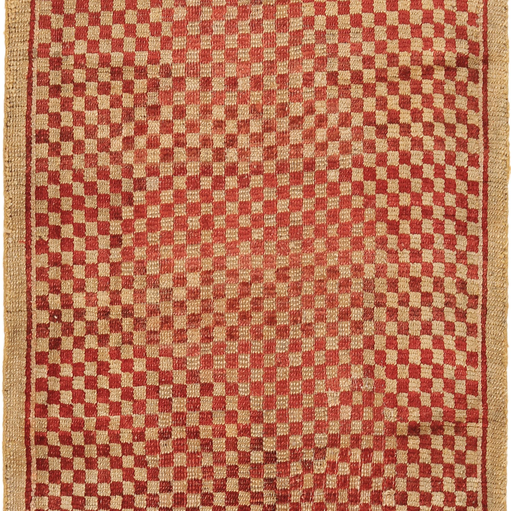 Antique Tibetan Red and White Checkerboard Design Meditation Rug In Good Condition For Sale In Milan, IT