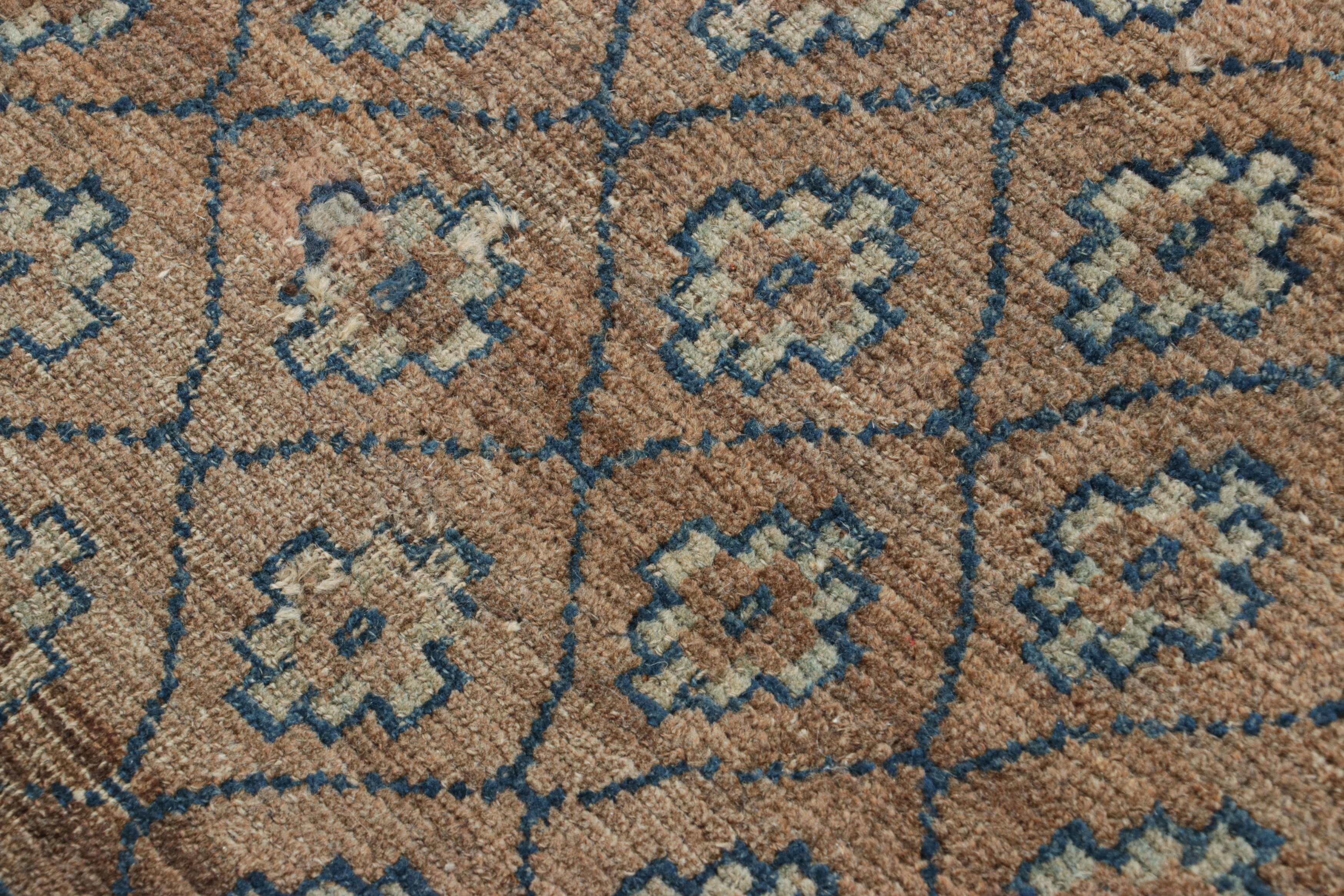 Dieser handgeknüpfte Wollteppich aus Tibet (ca. 1880-1890) mit den Maßen 3 x 3 ist ein sammelwürdiges antikes Teppichfragment und gehört zu den jüngsten, aufregenden Neuzugängen in der begehrten Collection'S von Rug & Kilim mit seltenen