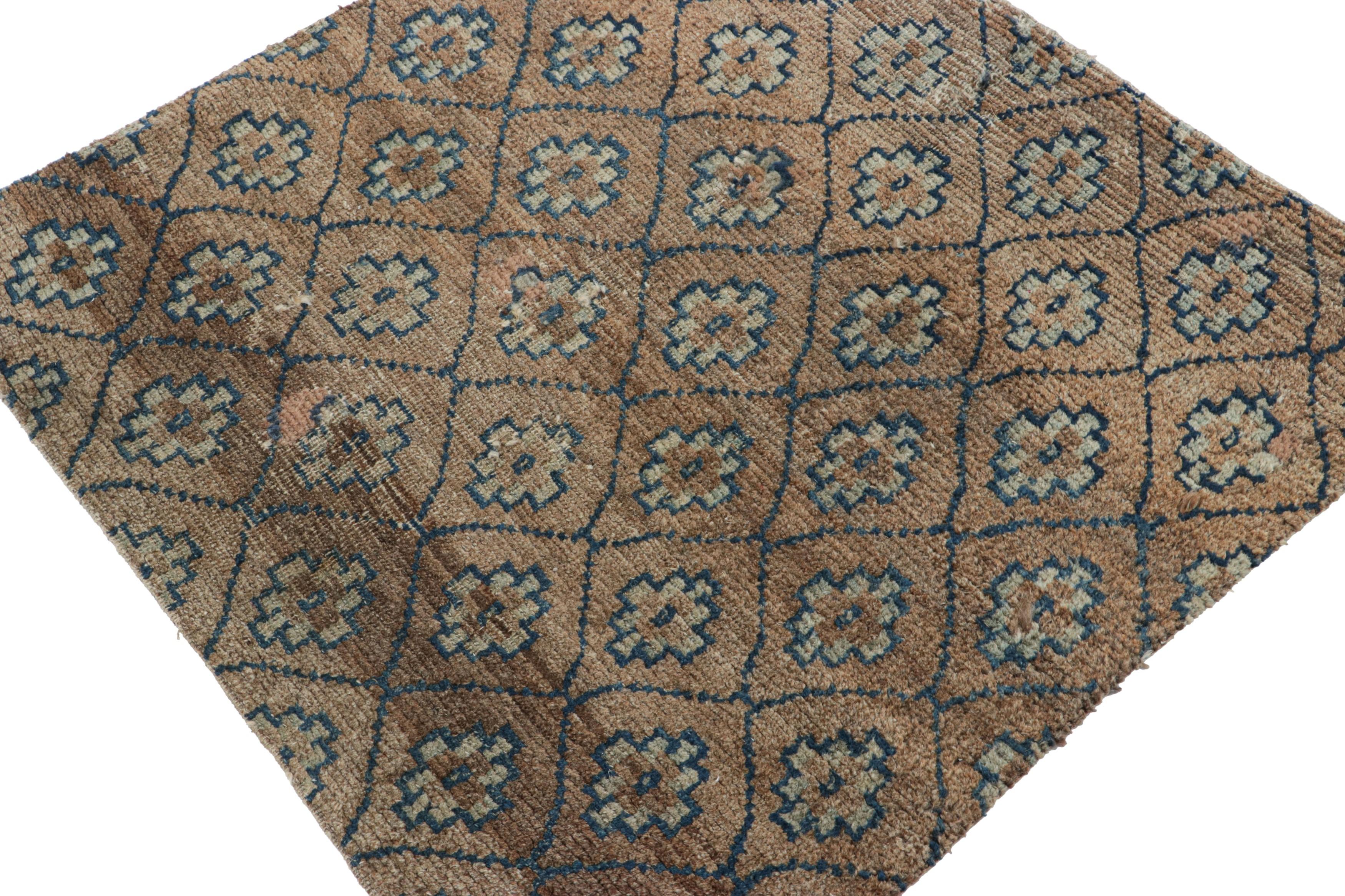 Antikes tibetisches Teppichfragment in Brown mit Blumenmustern - Rug & Kilim (Tibetisch) im Angebot