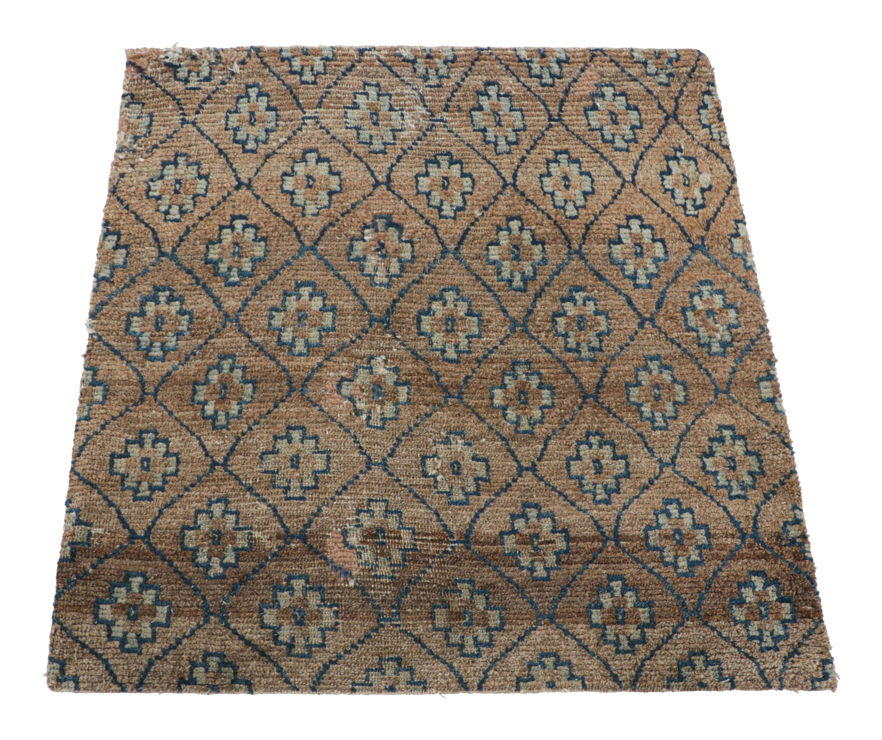 Antikes tibetisches Teppichfragment in Brown mit Blumenmustern - Rug & Kilim (Handgeknüpft) im Angebot
