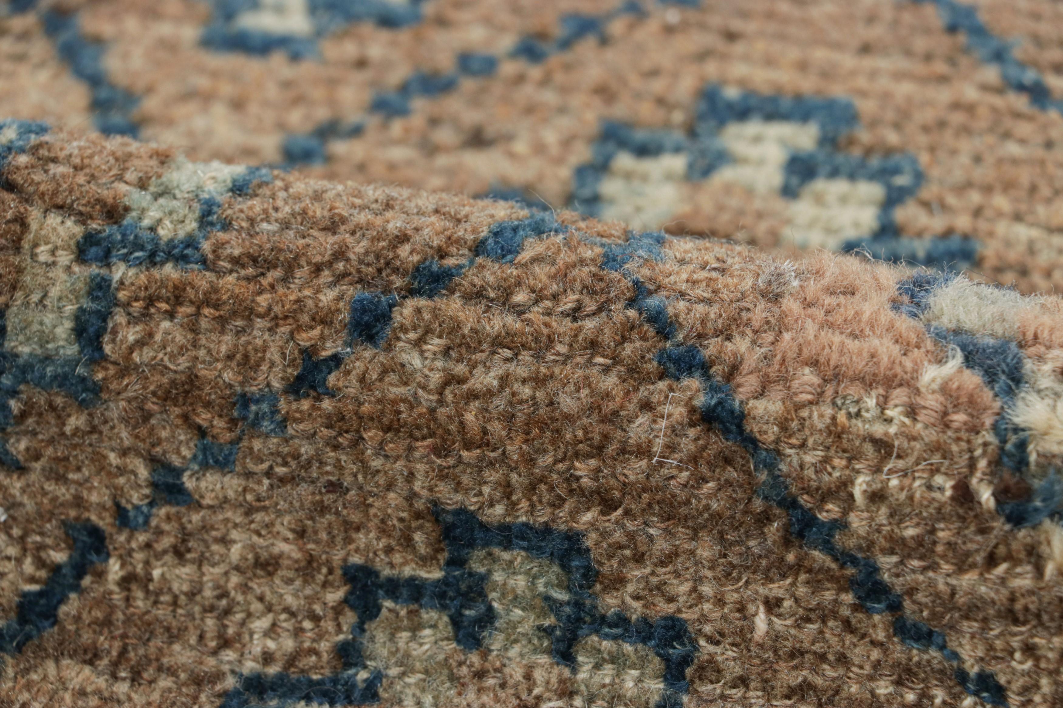 Antikes tibetisches Teppichfragment in Brown mit Blumenmustern - Rug & Kilim im Zustand „Gut“ im Angebot in Long Island City, NY