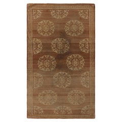 Antiker tibetischer Teppich in Brown mit beigen Medaillons, von Rug & Kilim
