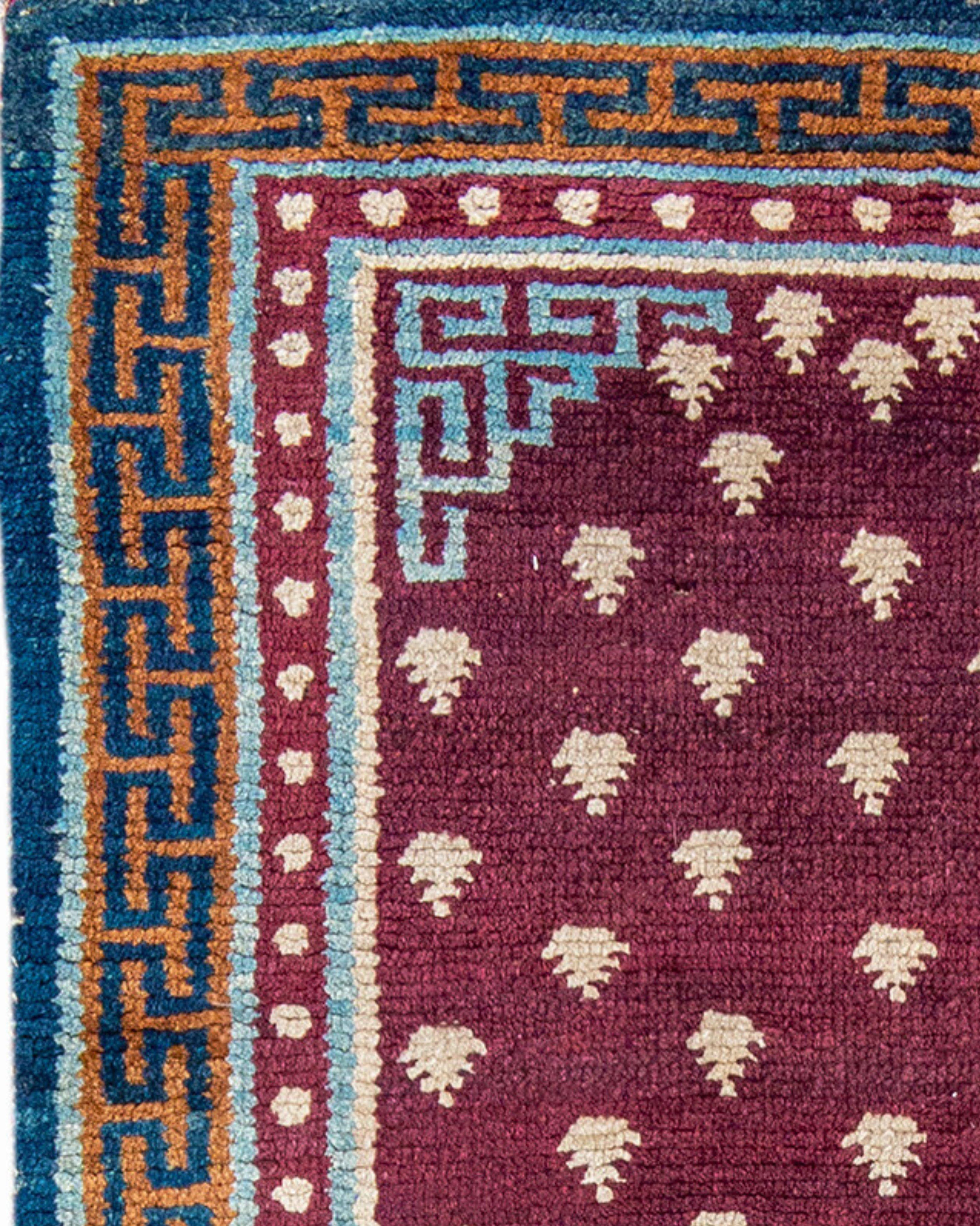 Tapis tibétain ancien, milieu du 19e siècle

L'un des exemples les plus anciens et les plus reconnus qu'un collectionneur puisse espérer acquérir. Les tapis de cette taille sont appelés 