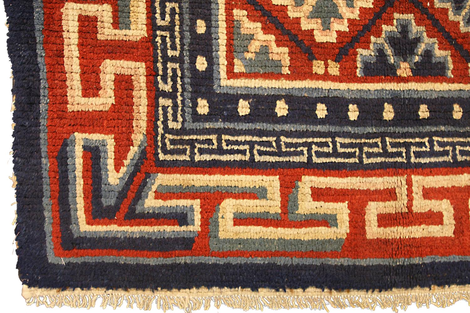 Antique Tibetan Rug Snowflakes Design with Medallion Multi-Color, 1900-1920 In Good Condition For Sale In Ferrara, IT