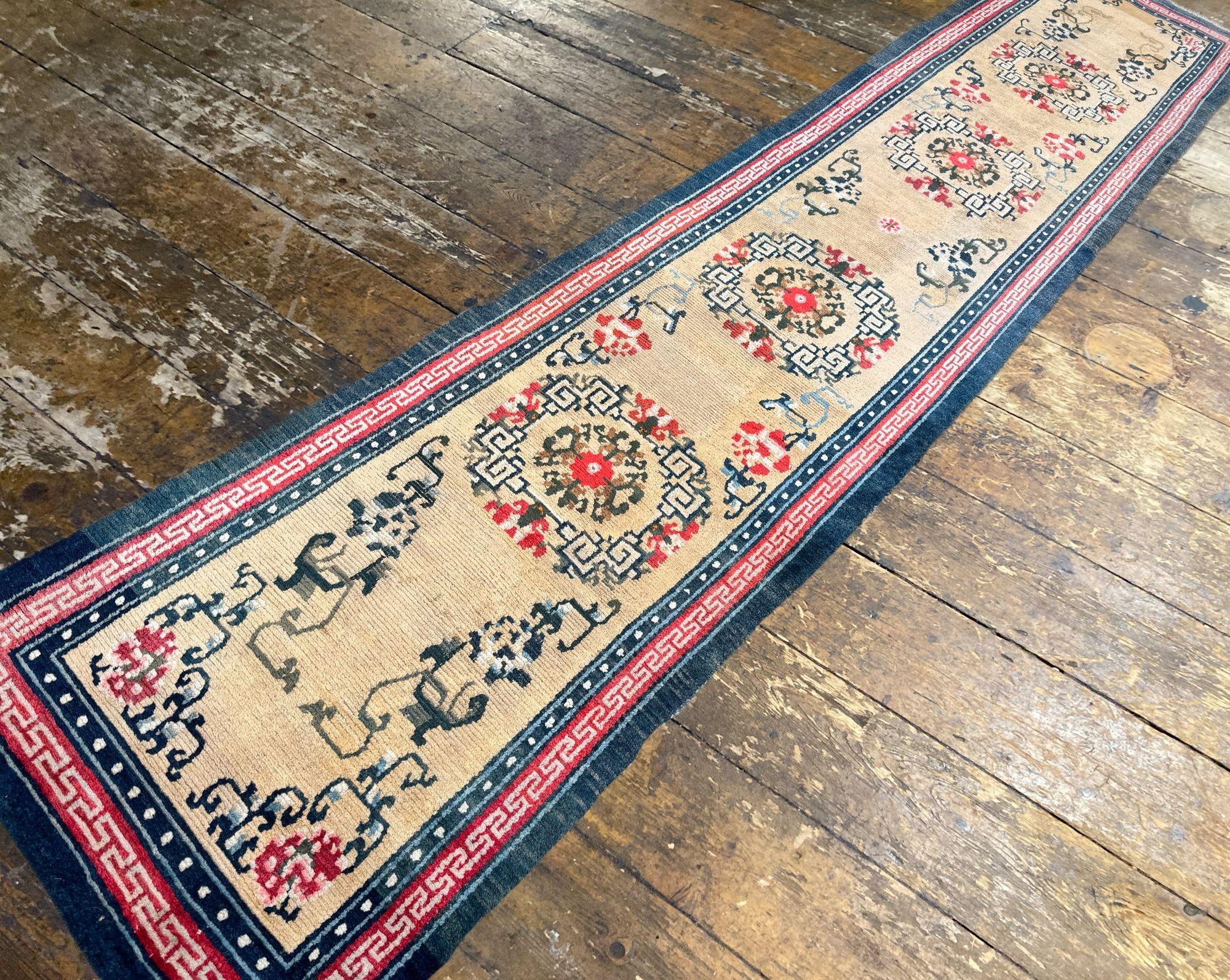 Chemin de table tibétain antique 4.03m x 0.81m en vente 1