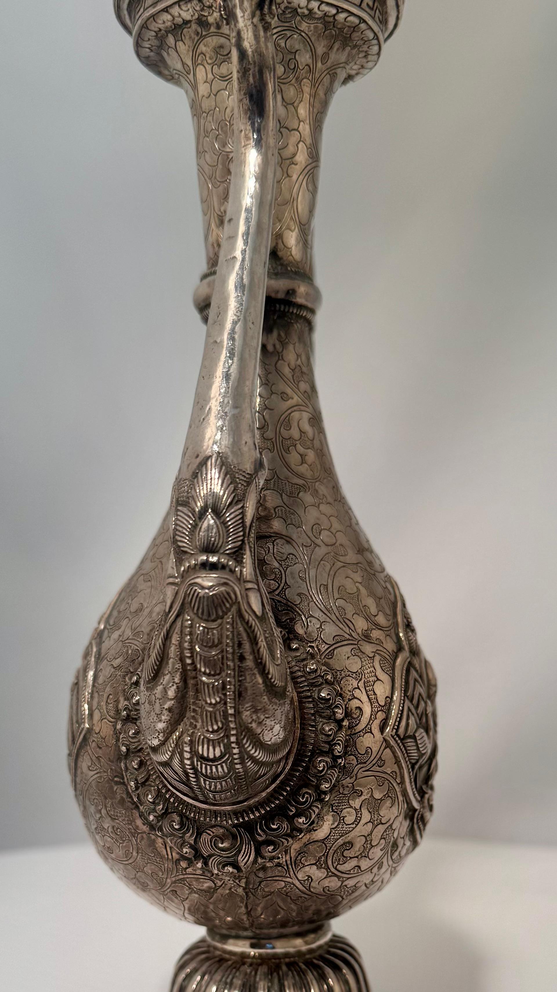 Antiguo Aguamanil Ceremonial Tibetano de Plata en venta 3