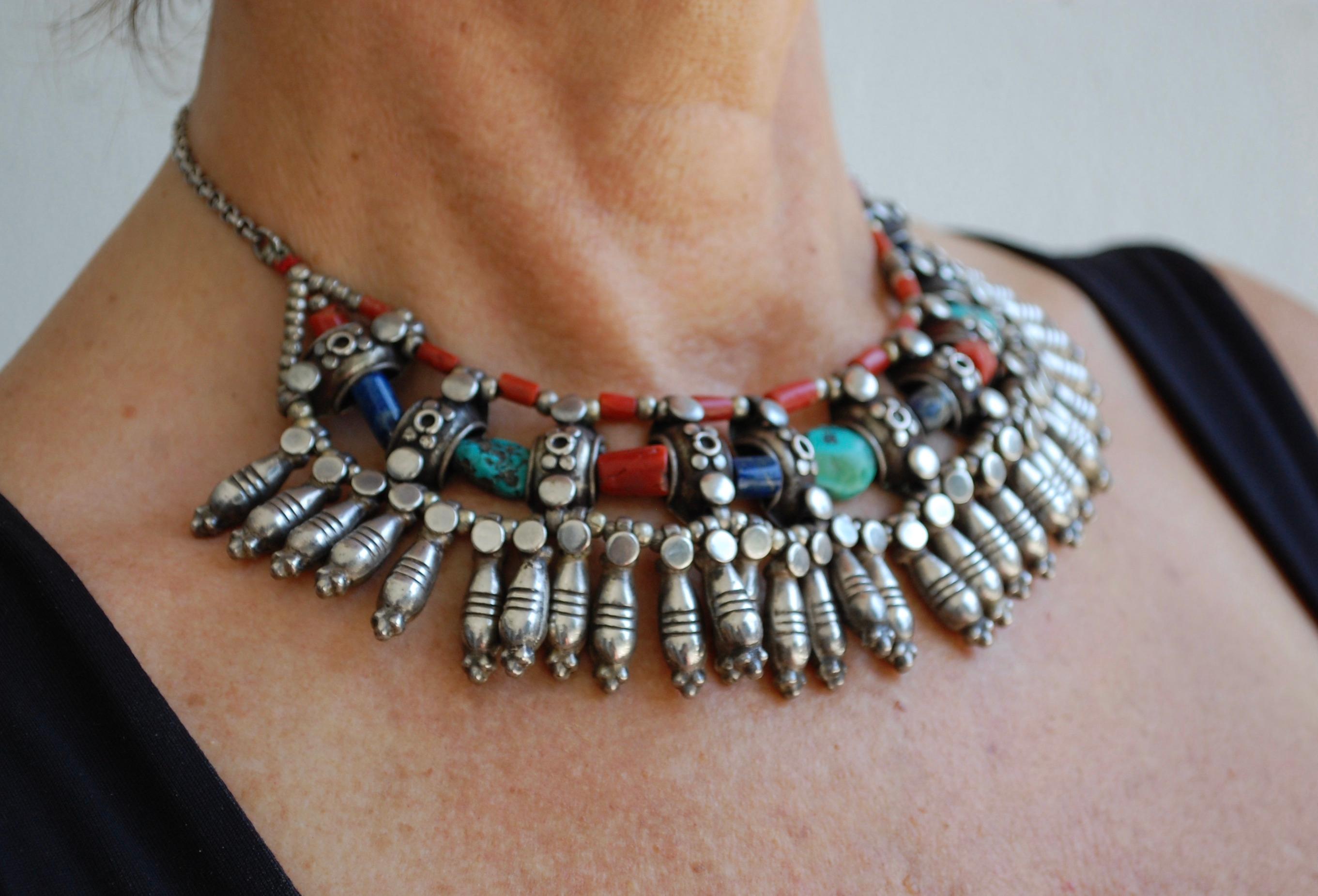 Perlina Collare Choker in corallo, turchese e lapislazzuli in vendita