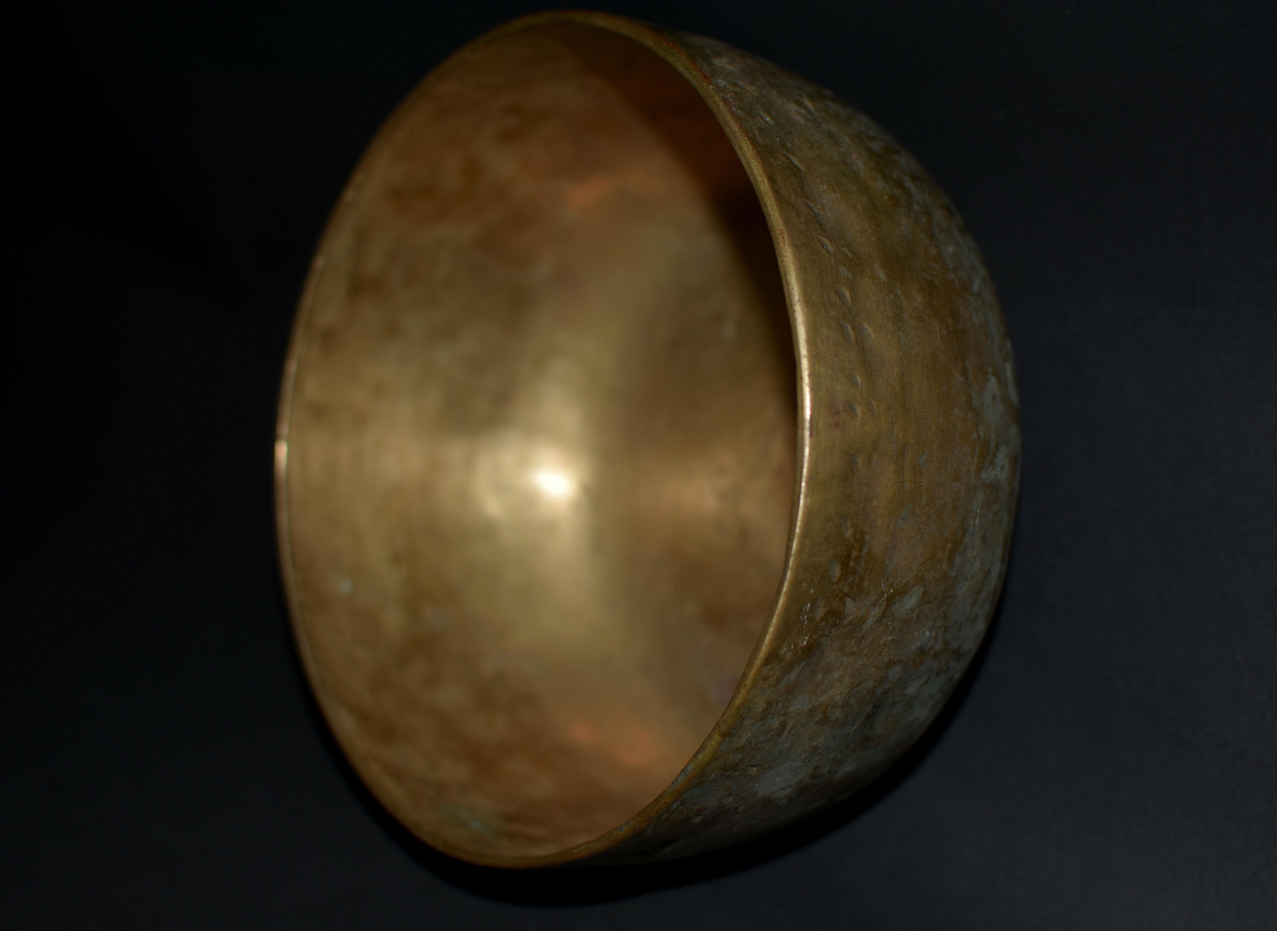 Antique Tibetan Singing Bowl Crescent Moon In Good Condition For Sale In Somis, CA