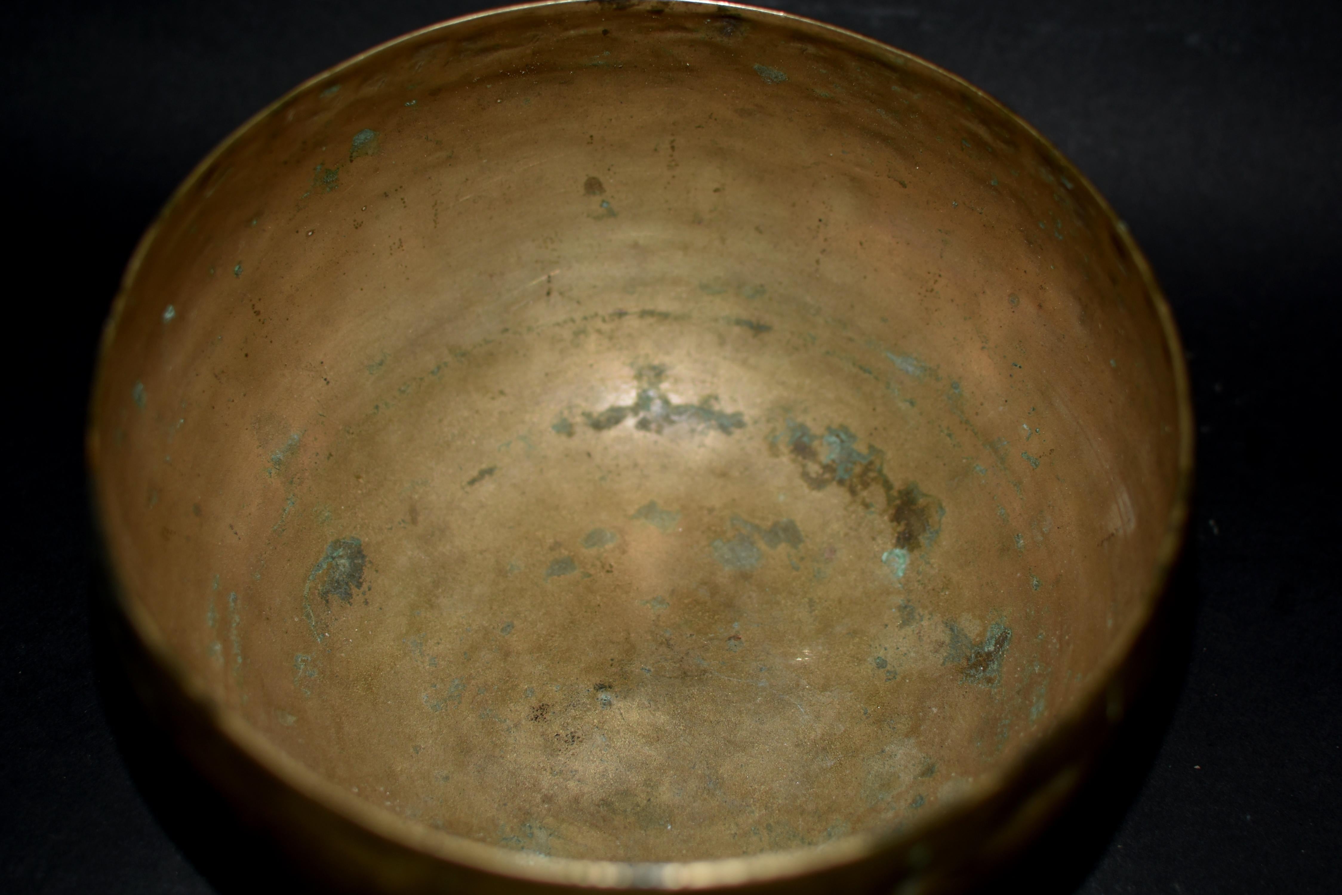 Antique Tibetan Singing Bowl Hand Hammered E Tone  For Sale 4