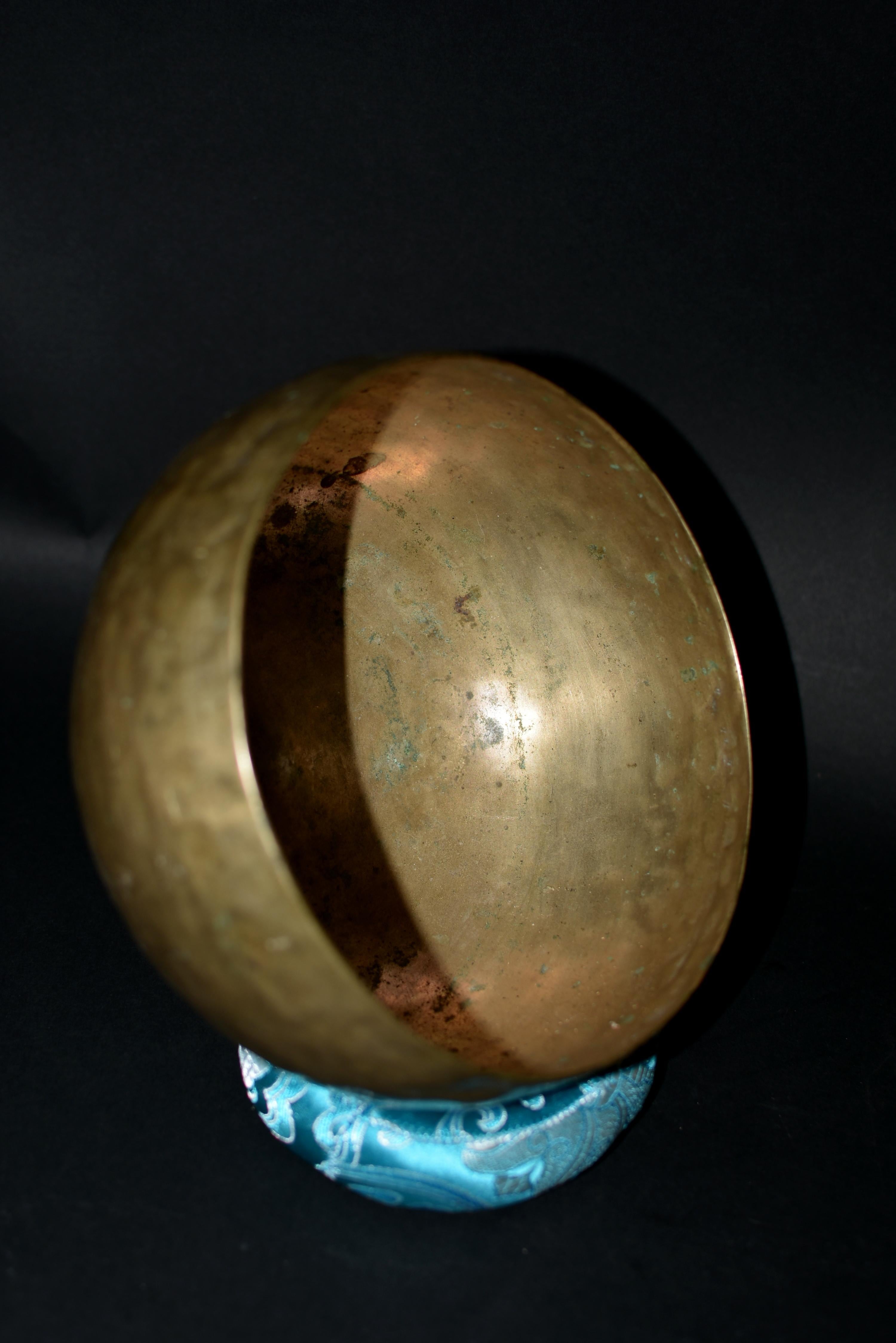 Antique Tibetan Singing Bowl Hand Hammered E Tone  For Sale 5