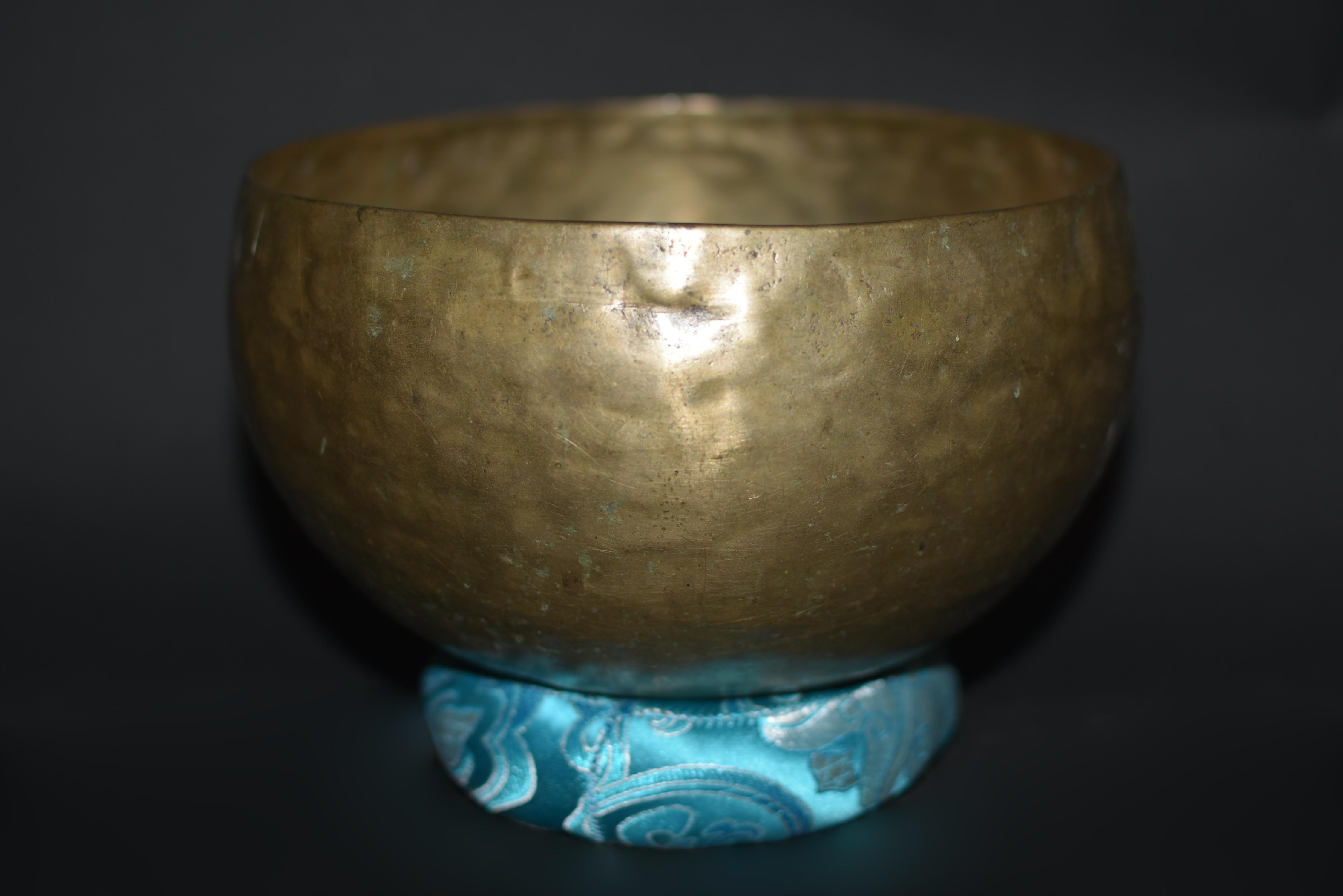 A rare 19th century Tibetan singing bowl. The hand made piece is all original, hand hammered yielding a subtle overall pattern of indentation. Beautiful E tone. A meaningful ceremonial piece and an amazing instrument for meditation and therapy in