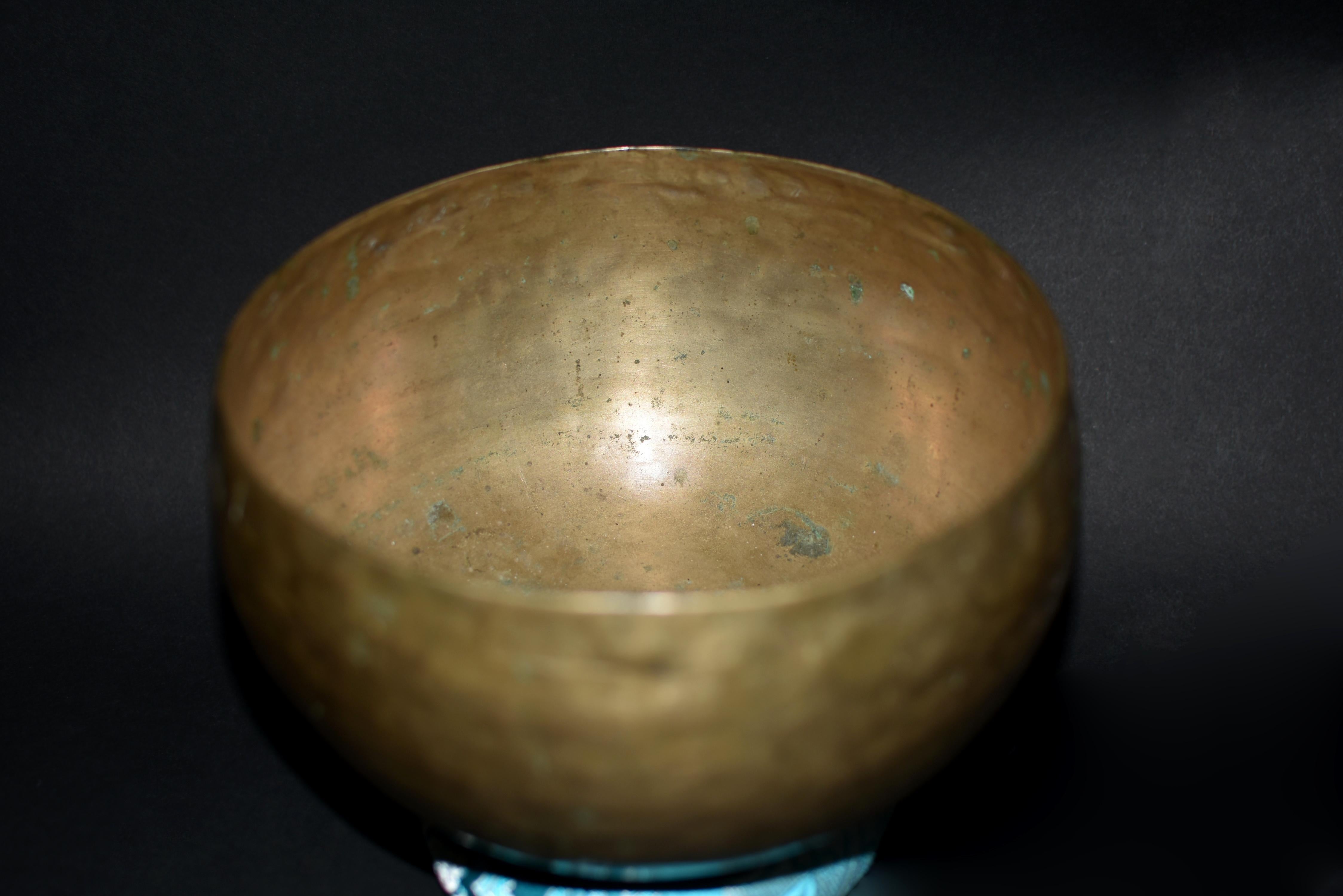 Hand-Crafted Antique Tibetan Singing Bowl Hand Hammered E Tone  For Sale