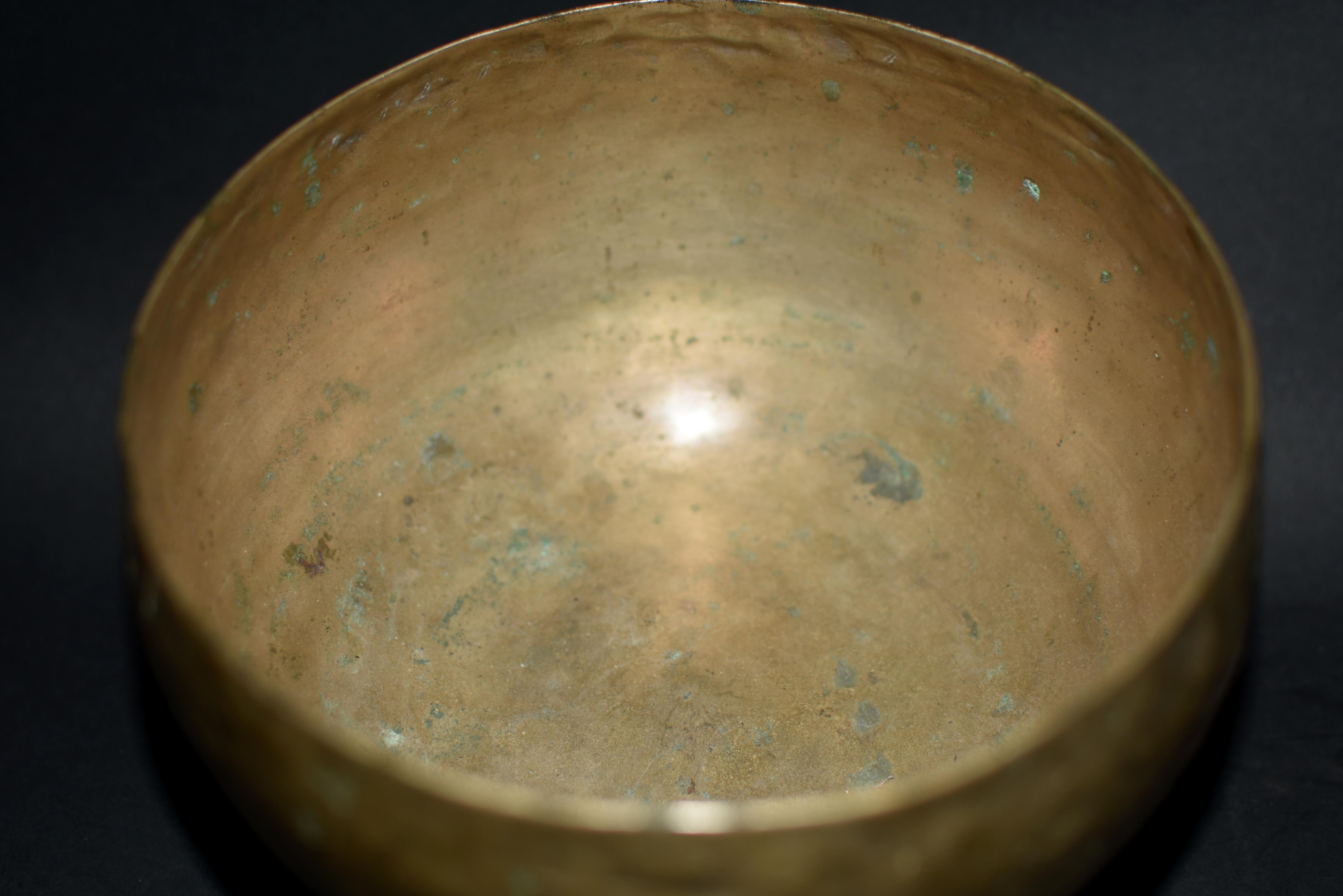 Antique Tibetan Singing Bowl Hand Hammered E Tone  In Good Condition For Sale In Somis, CA