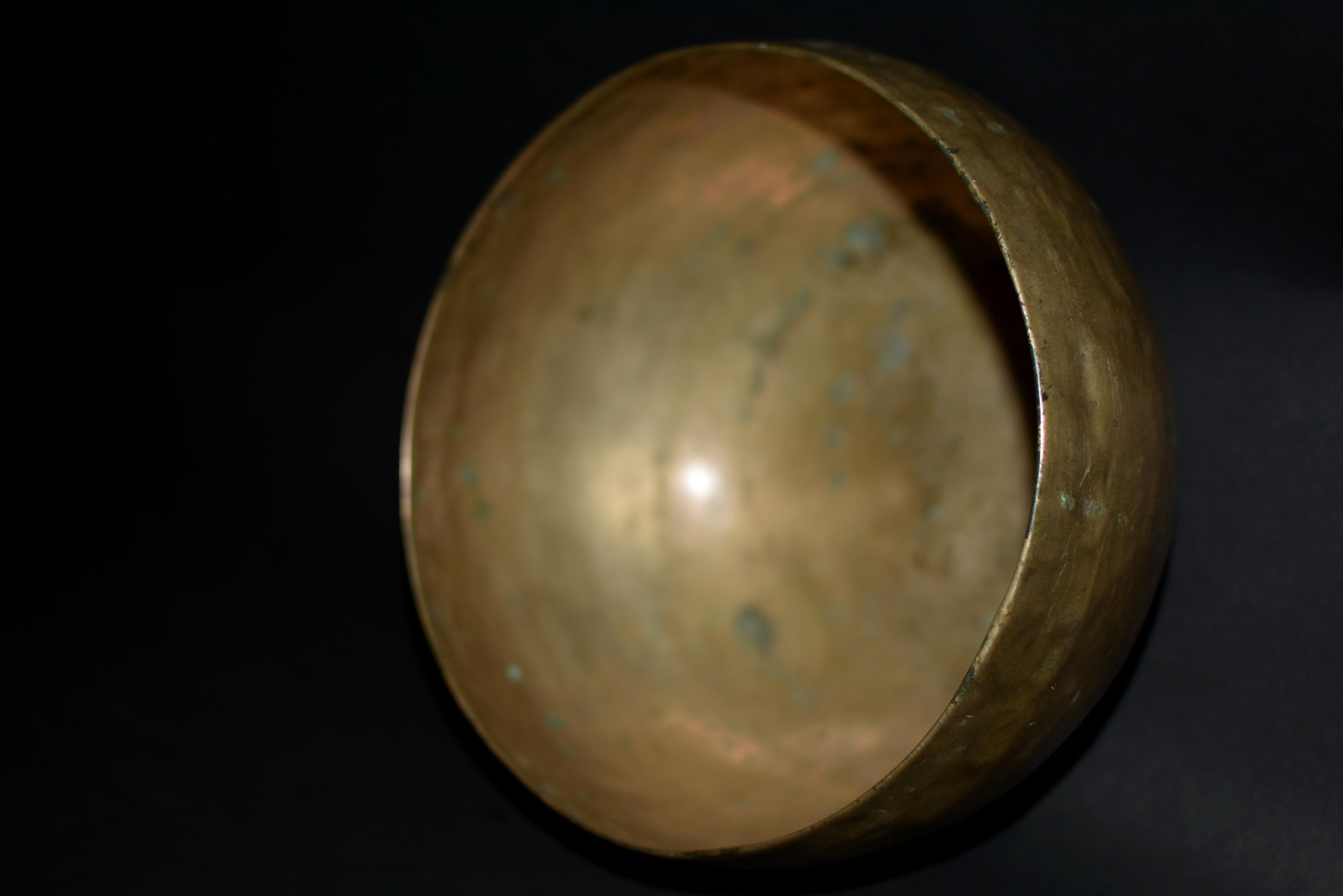 Brass Antique Tibetan Singing Bowl Hand Hammered E Tone  For Sale