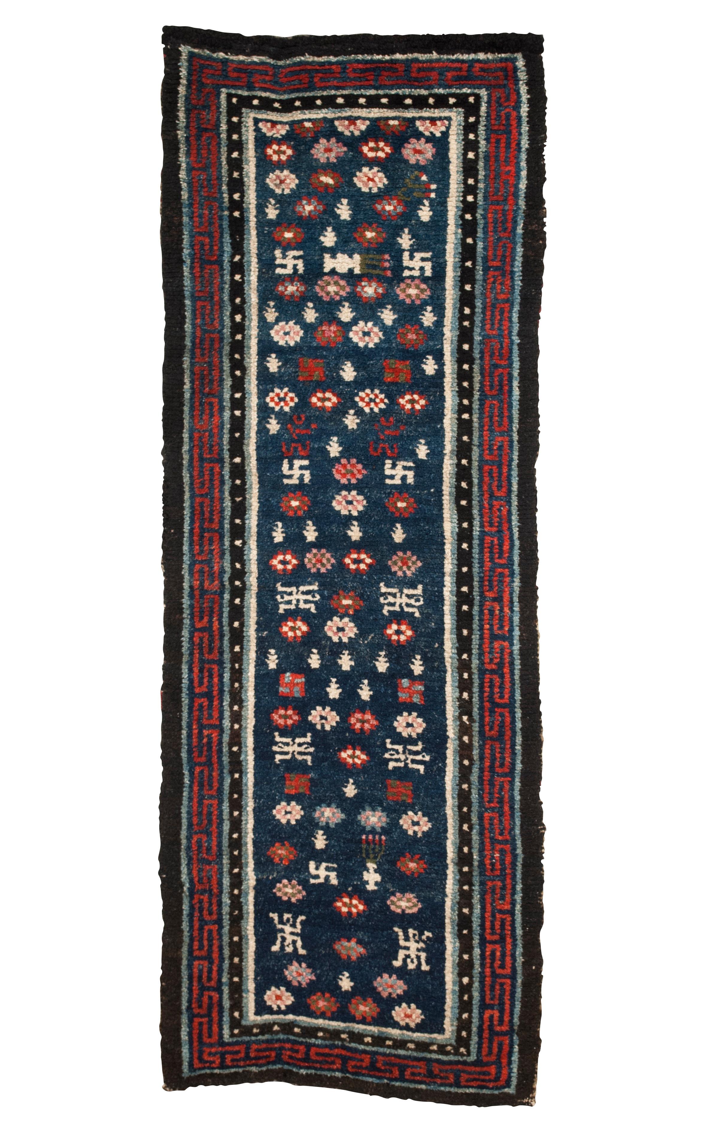 Alfombra Tibetana Antigua para Sentarse o Corredor

Esta alfombra tibetana única es algo inusual, tanto por su tamaño como por la disposición de su diseño. Es más estrecha y corta que la mayoría de las alfombras de dormir clásicas khaden, y sirve