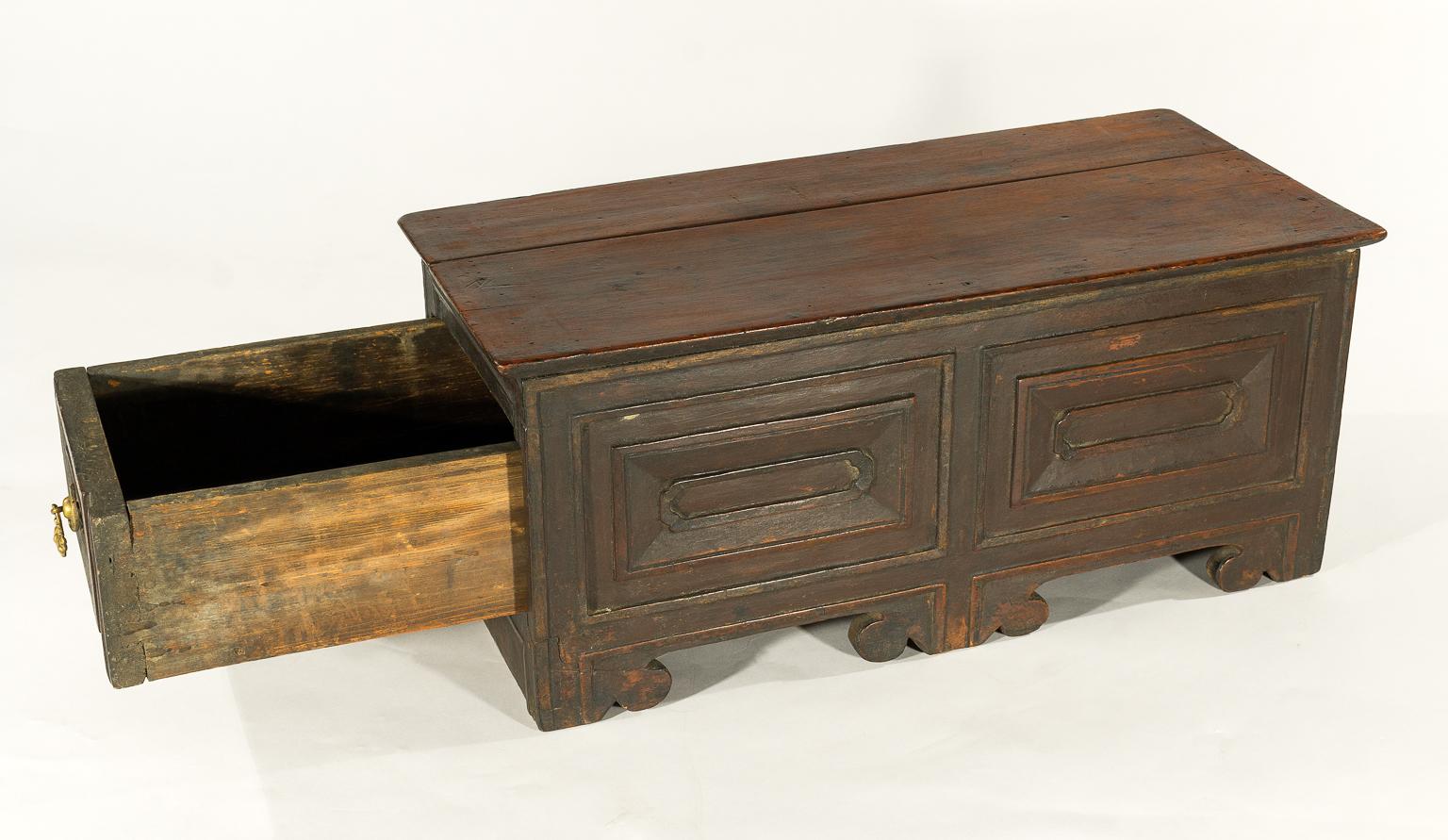 Antique Tibetan Tea Table or Storage Box In Good Condition For Sale In New York, NY