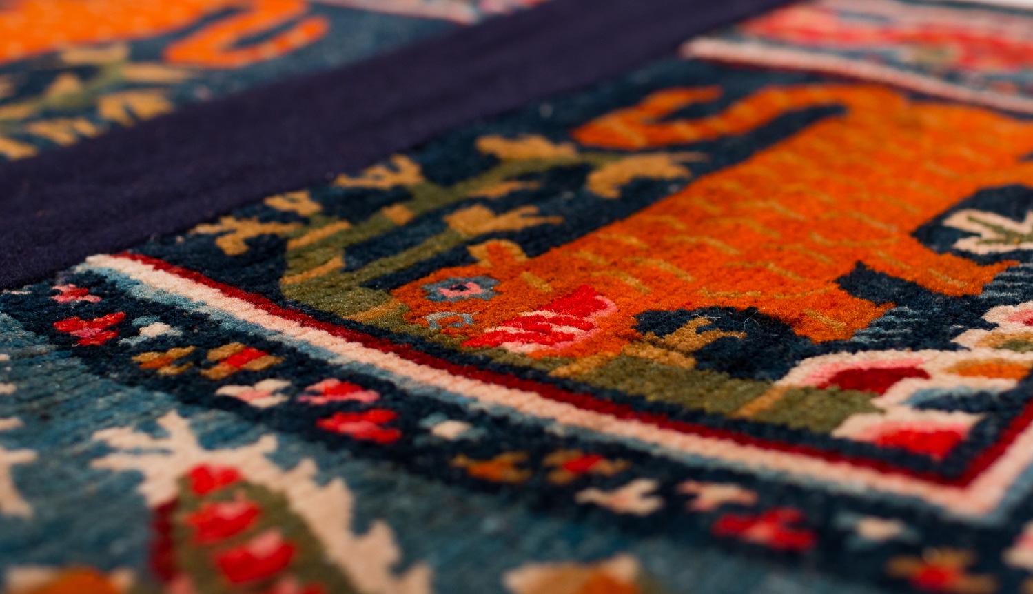 Tapis de selle tibétain ancien en laine de tigre en vente 4