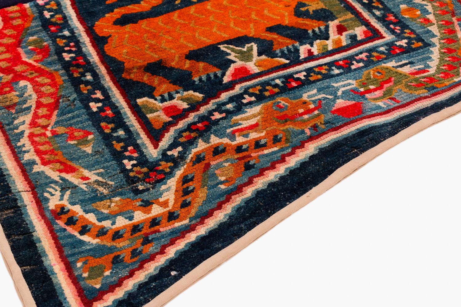 Tapis de selle tibétain ancien en laine de tigre Excellent état - En vente à New York, NY