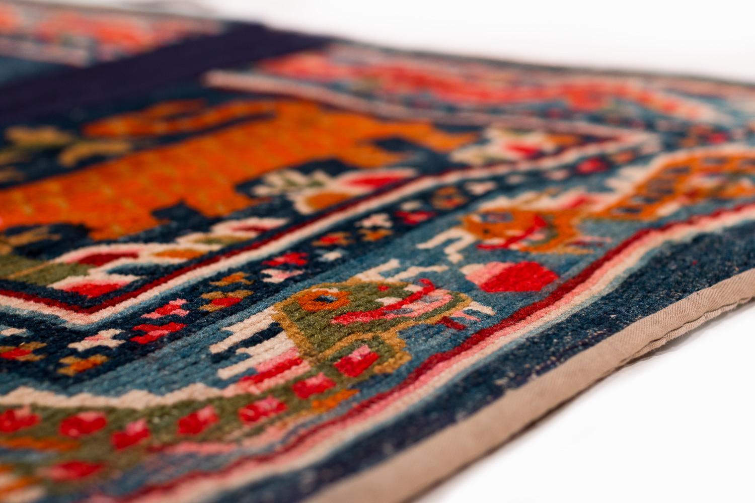 20ième siècle Tapis de selle tibétain ancien en laine de tigre en vente