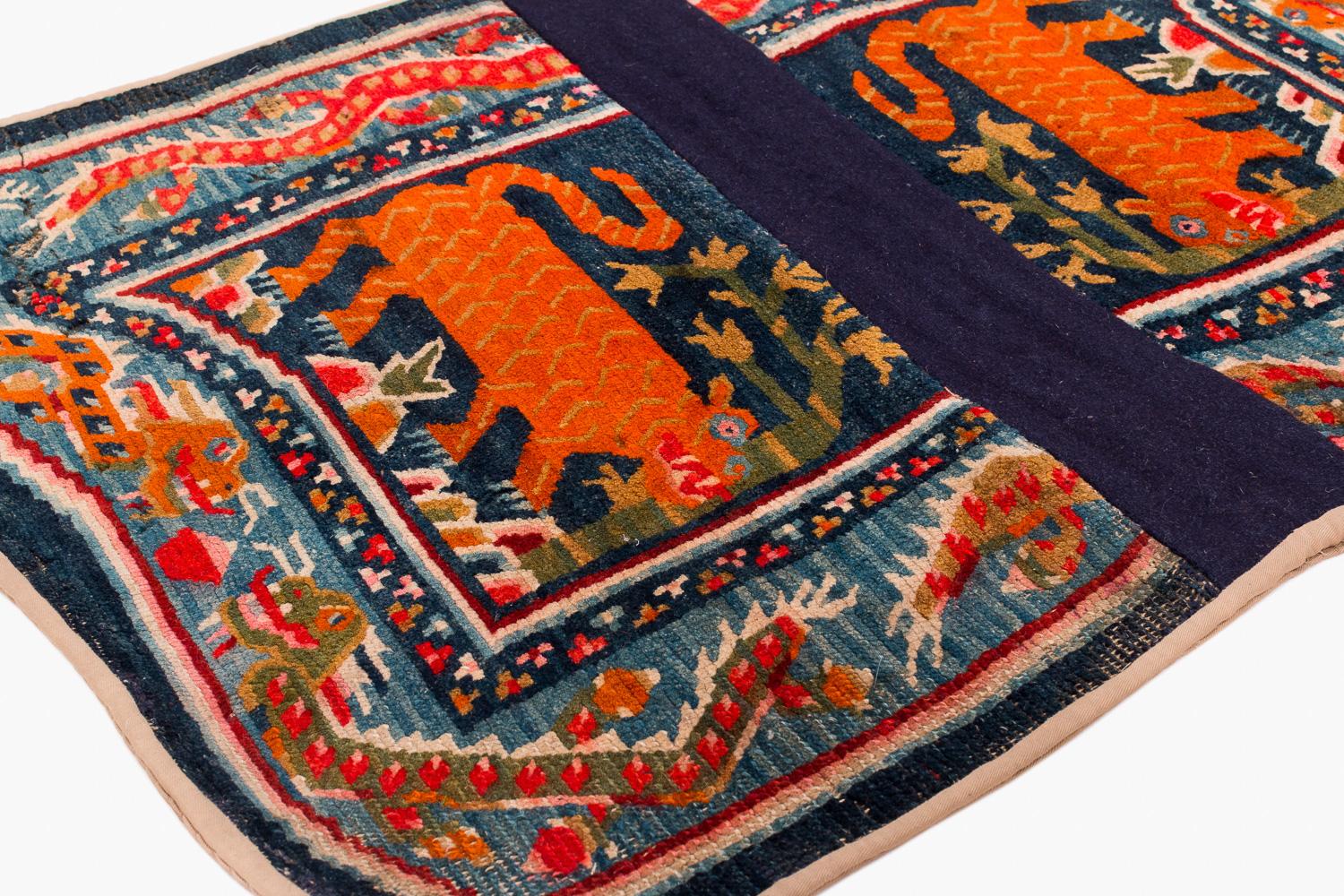 Tapis de selle tibétain ancien en laine de tigre en vente 1