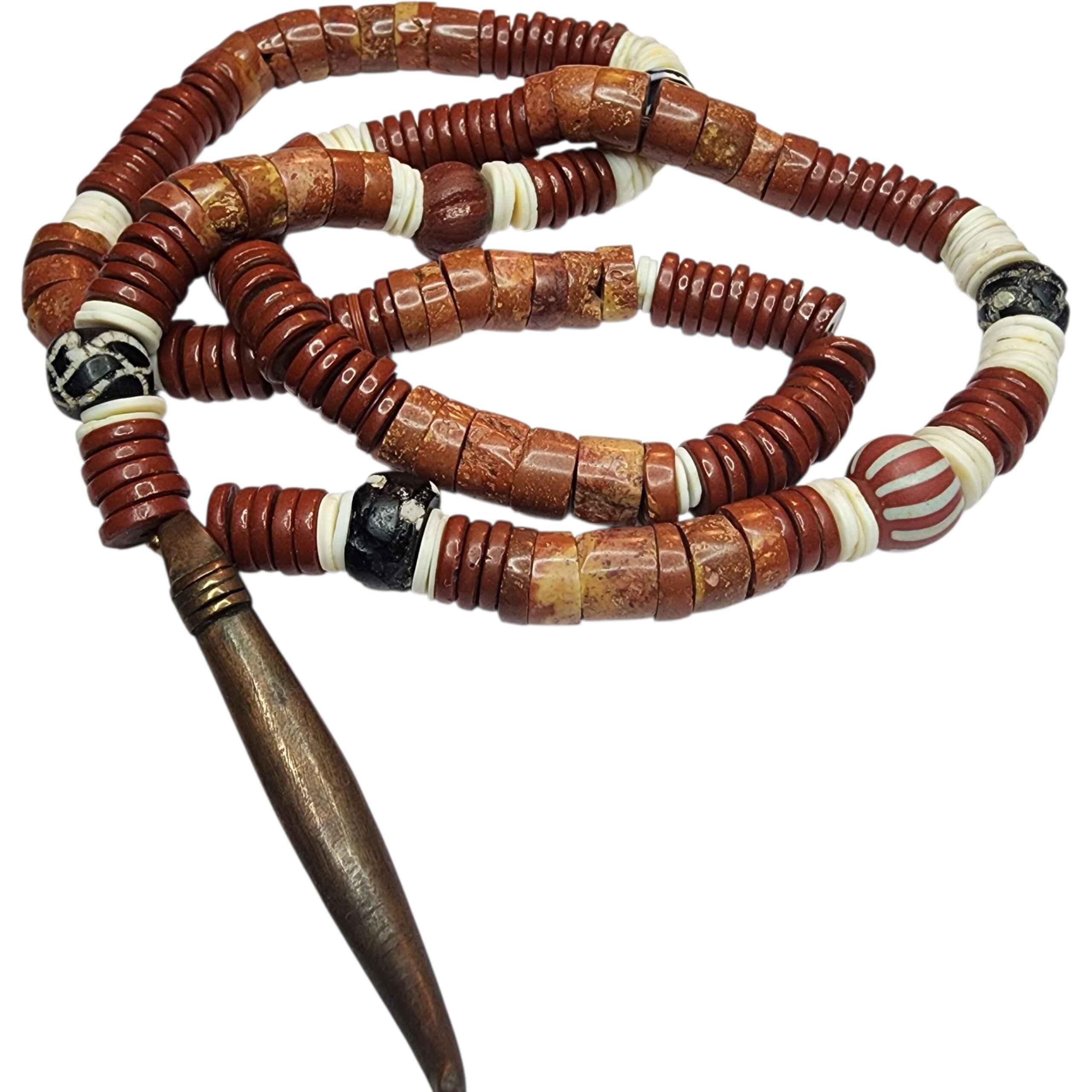 Taille mixte Collier tribal tibétain antique perles de coquillage Heishi et Dzi anciennes en vente