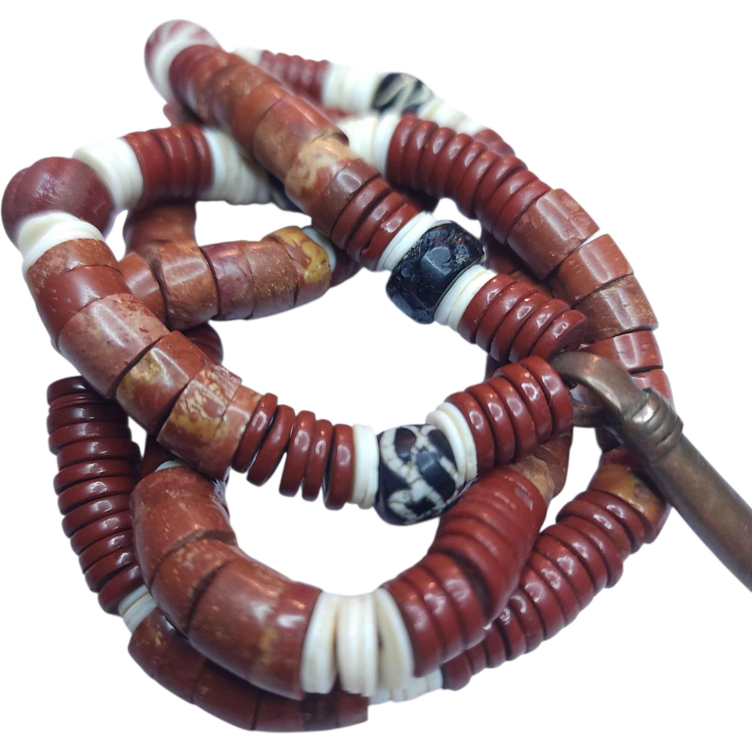 Collier tribal tibétain antique perles de coquillage Heishi et Dzi anciennes Unisexe en vente