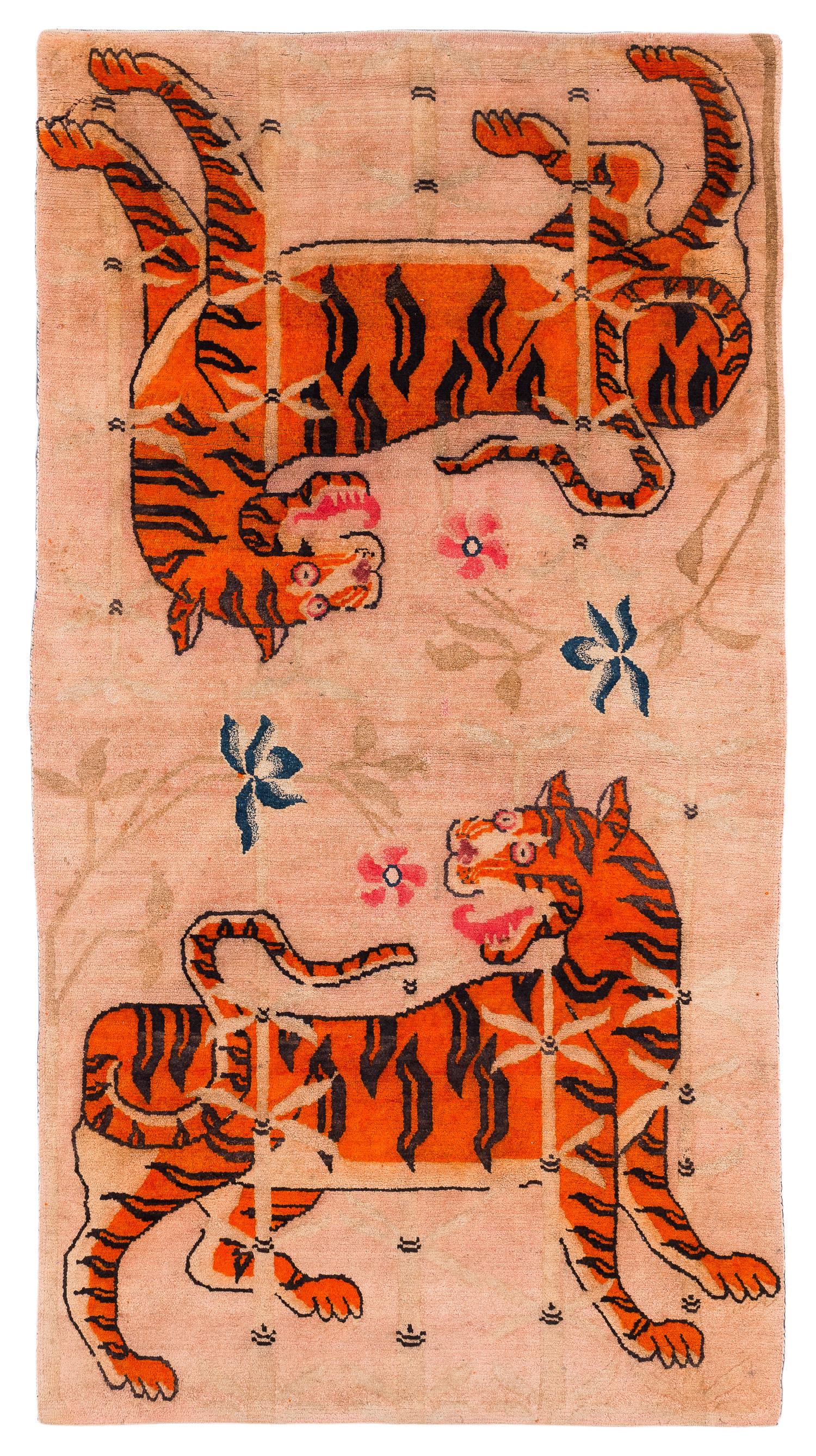 Ce tapis tigré tibétain ancien est rare et de collection. Ce tapis est en laine très douce et soyeuse et est en bon état compte tenu de son âge. Quelques petites zones de décoloration et d'usure, comme le montrent les photographies. En personne, ce