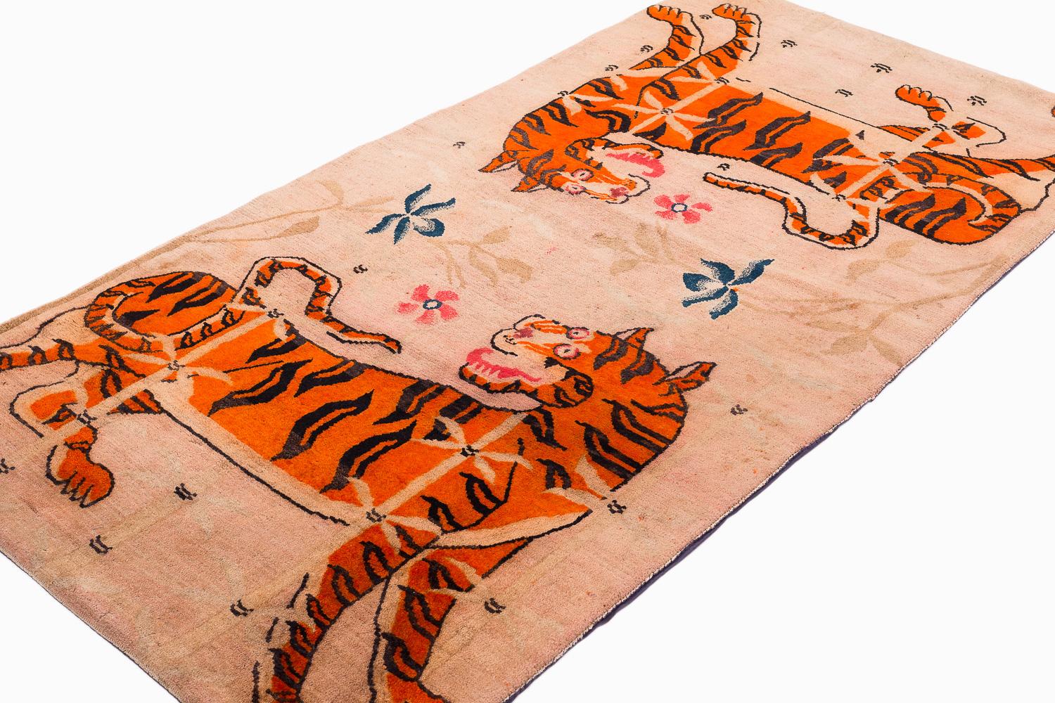 Tibétain Tapis tibétain ancien à deux tigres, petit tapis d'accessoires, tapis en laine Khaden en vente