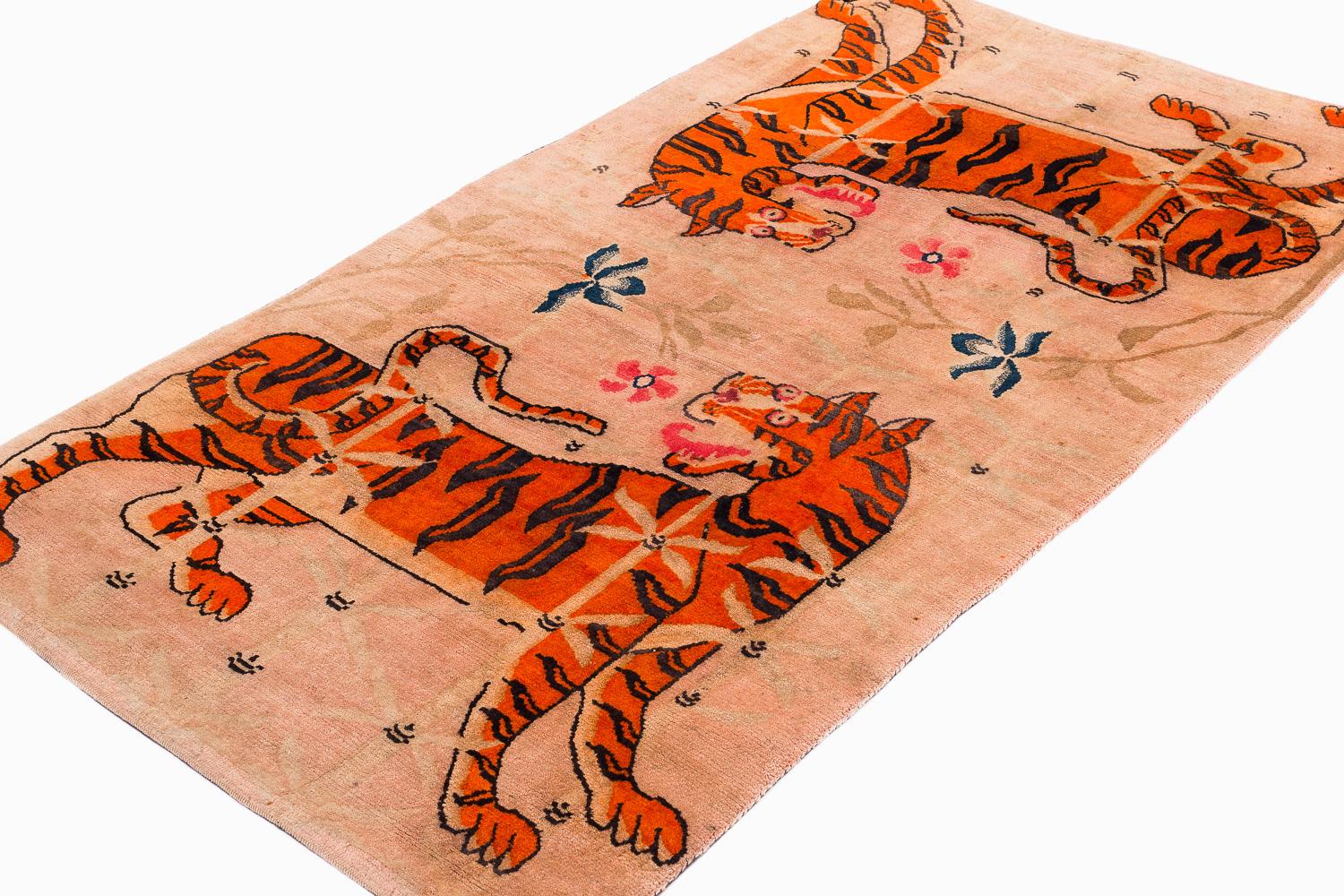 Teinture végétale Tapis tibétain ancien à deux tigres, petit tapis d'accessoires, tapis en laine Khaden en vente