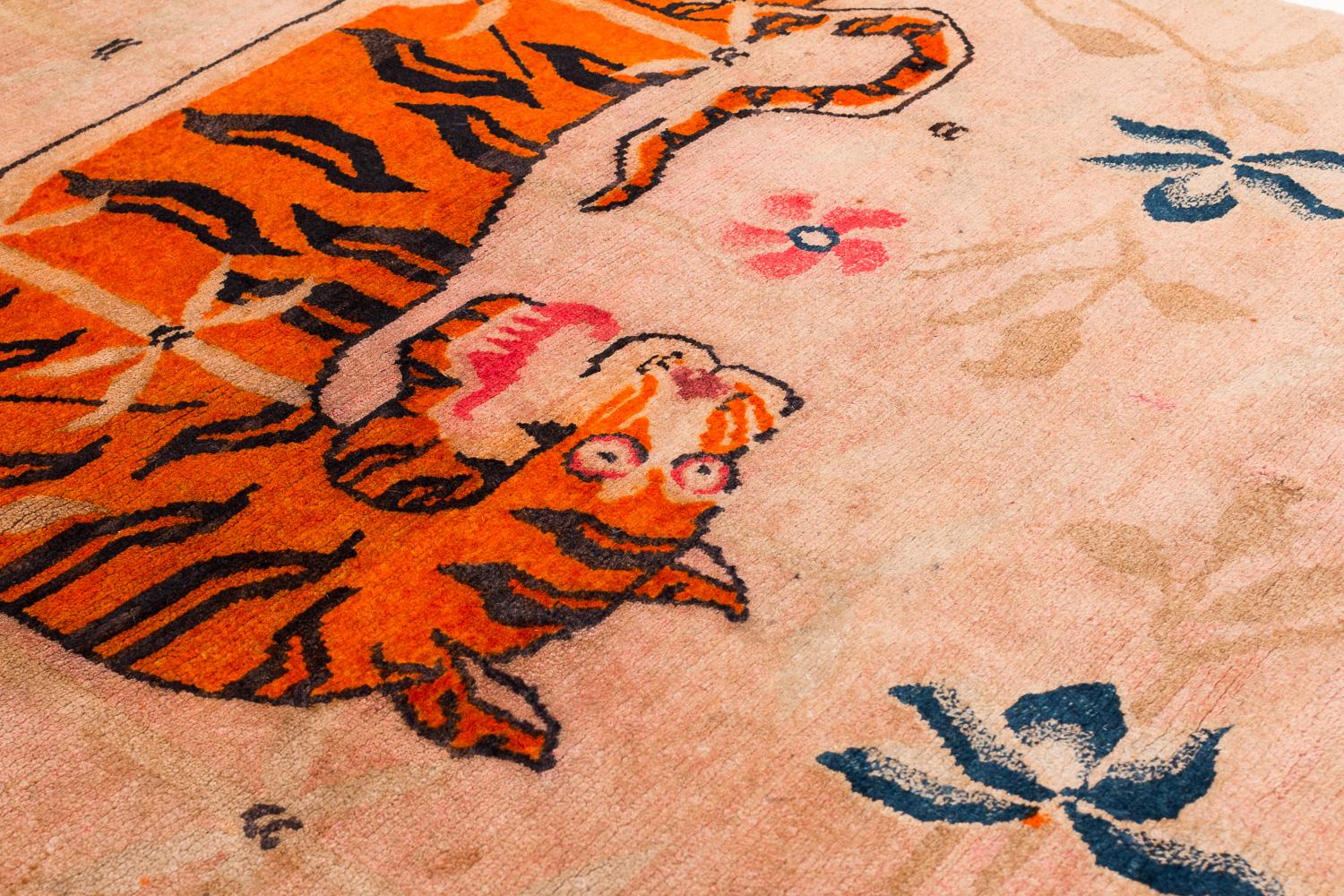 Tapis tibétain ancien à deux tigres, petit tapis d'accessoires, tapis en laine Khaden Excellent état - En vente à New York, NY