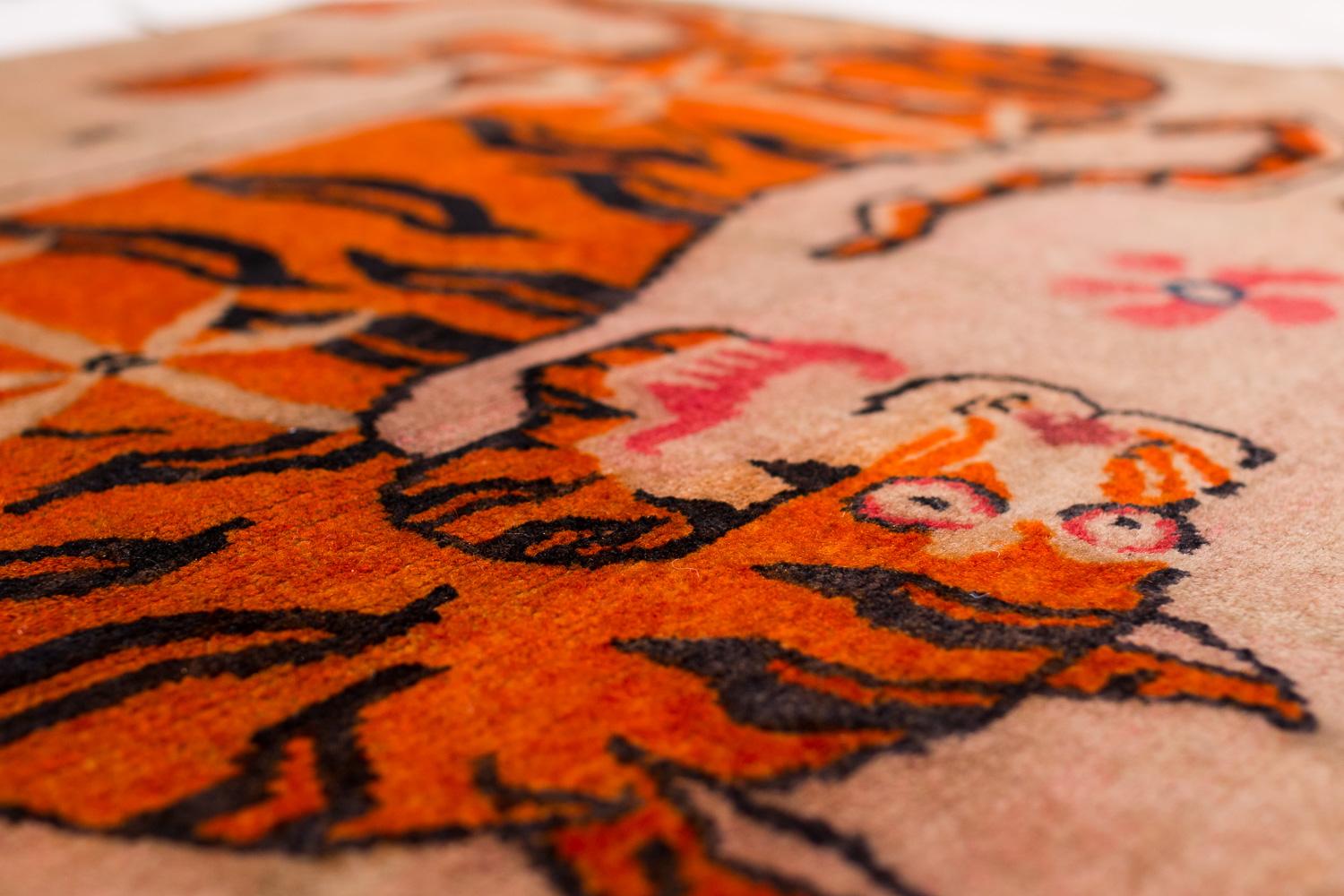 Tapis tibétain ancien à deux tigres, petit tapis d'accessoires, tapis en laine Khaden en vente 1