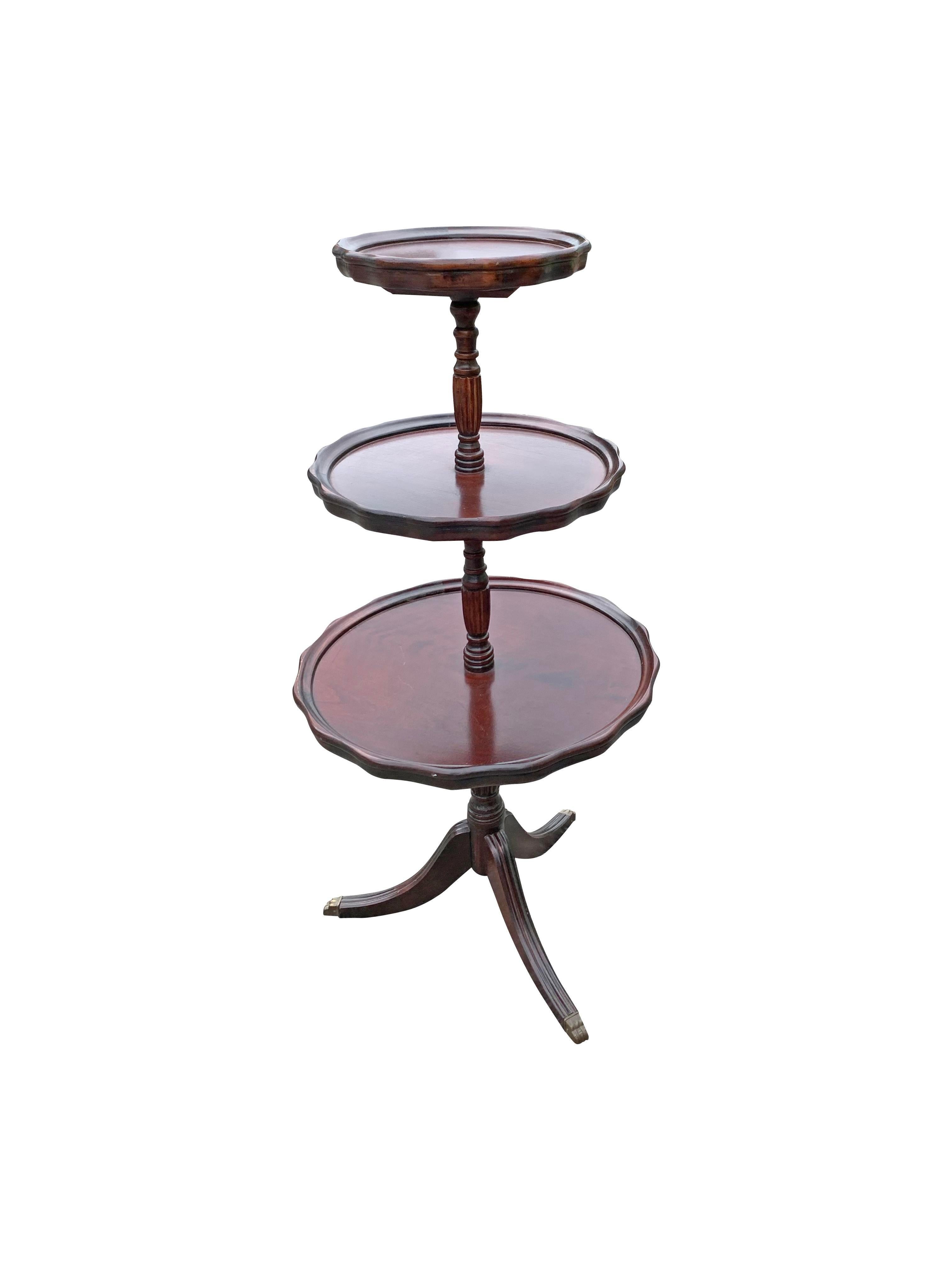 Table à dessert à étages antique avec pieds en laiton accentués en bois d'acajou en vente 4