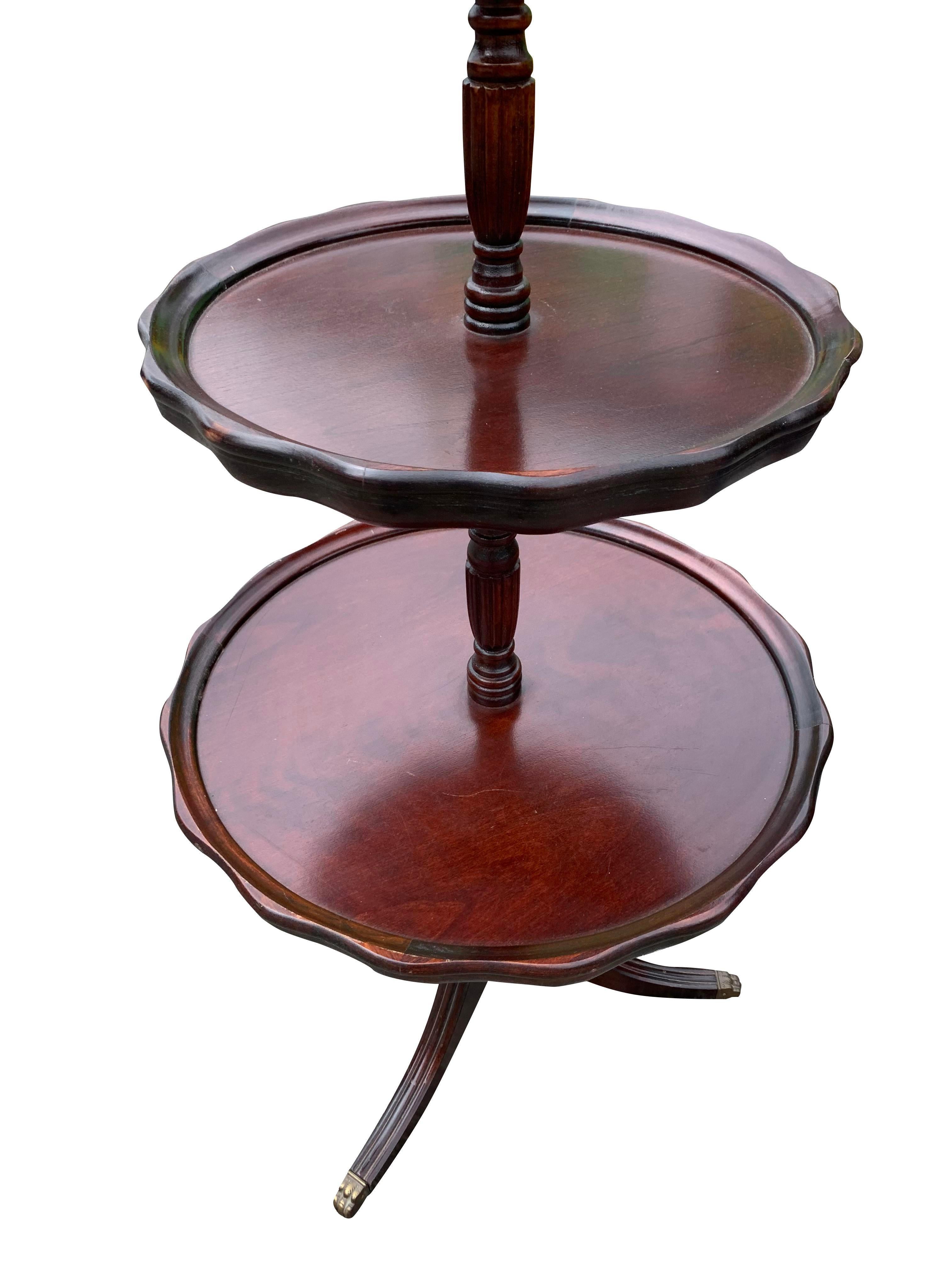 Table à dessert à étages antique avec pieds en laiton accentués en bois d'acajou Bon état - En vente à Saddle River, NJ