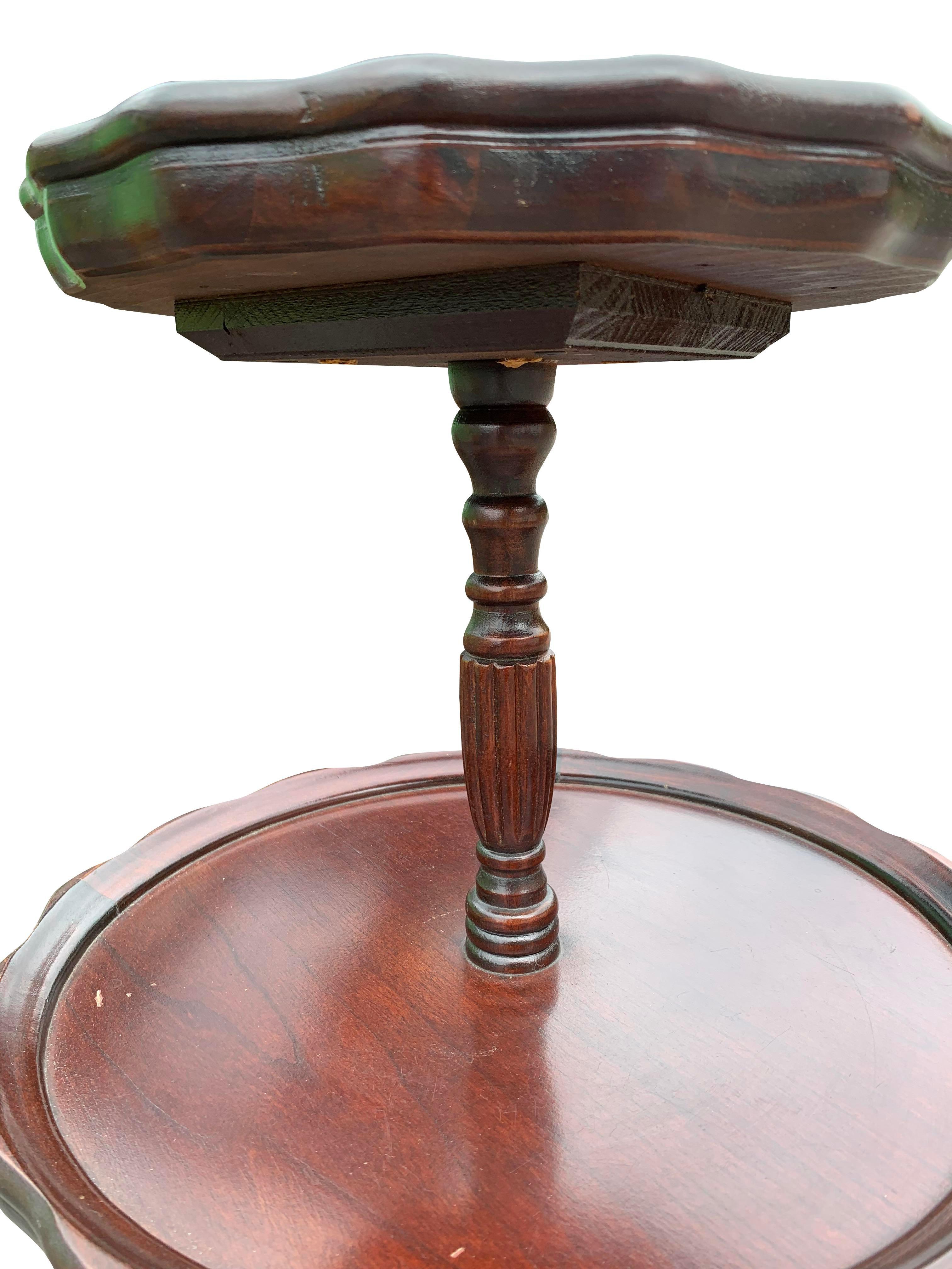 20ième siècle Table à dessert à étages antique avec pieds en laiton accentués en bois d'acajou en vente