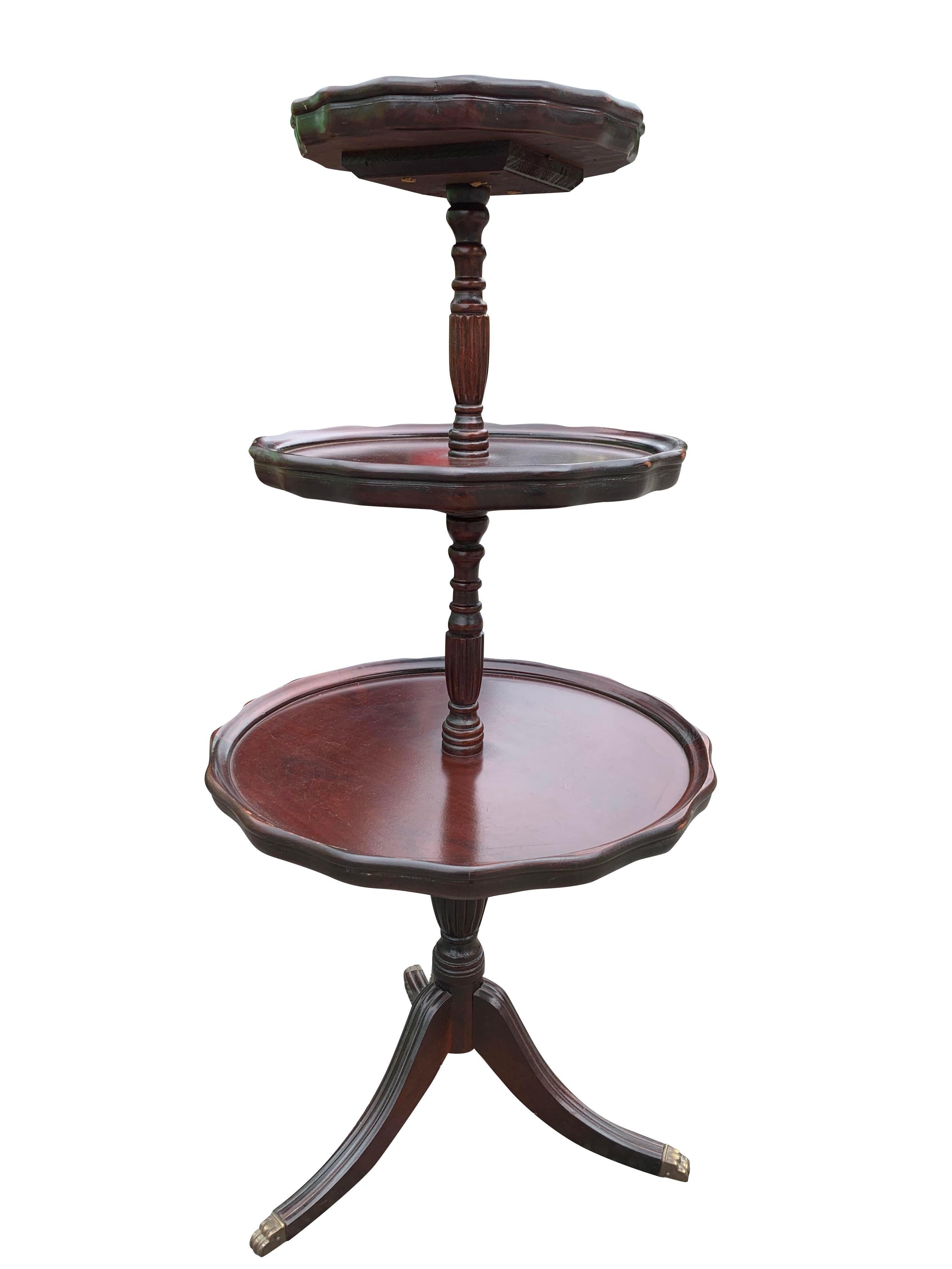 Acajou Table à dessert à étages antique avec pieds en laiton accentués en bois d'acajou en vente
