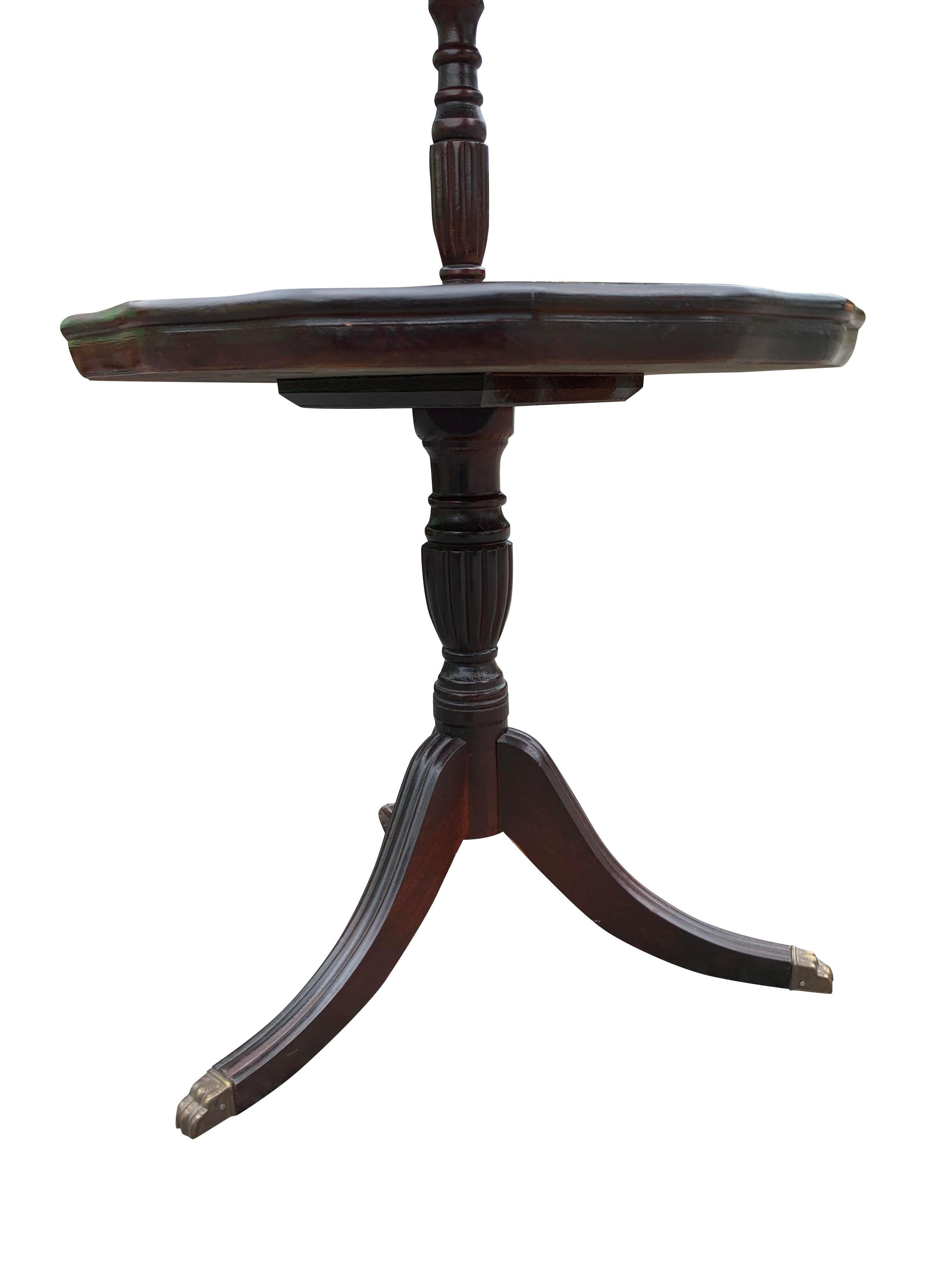Table à dessert à étages antique avec pieds en laiton accentués en bois d'acajou en vente 1