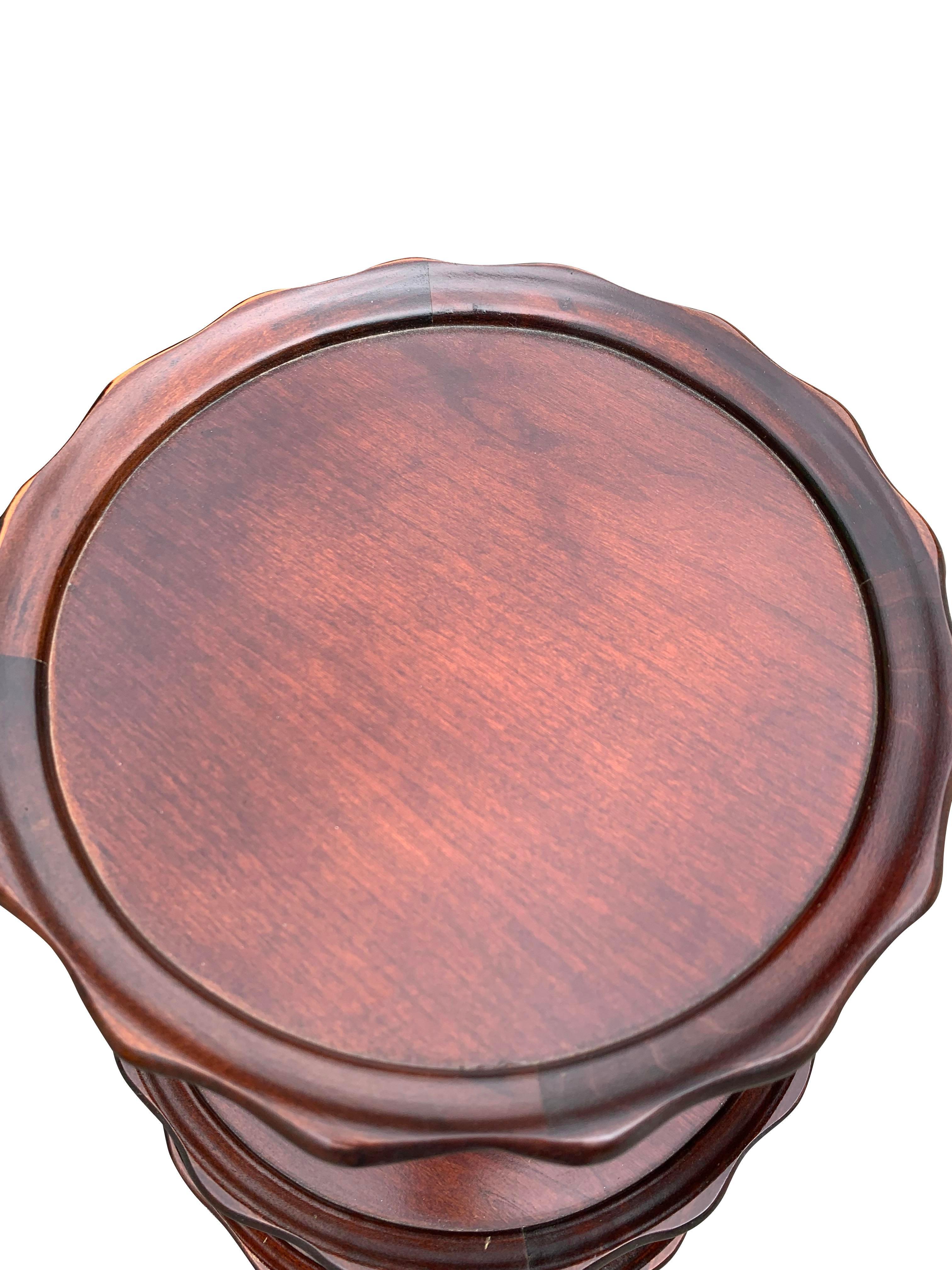 Table à dessert à étages antique avec pieds en laiton accentués en bois d'acajou en vente 3