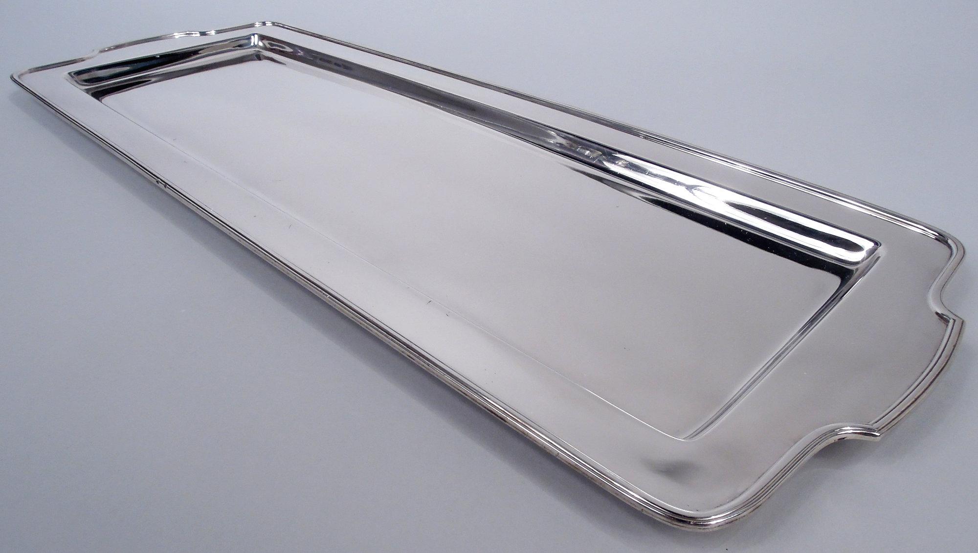 Bar-Tablett aus Sterlingsilber im Art déco-Stil. Hergestellt von Tiffany & Co. in New York, ca. 1922. Rechteckige Vertiefung und flache Schulter mit geformten Enden und geriffeltem Rand. Vollständig markiert, einschließlich Herstellerstempel,