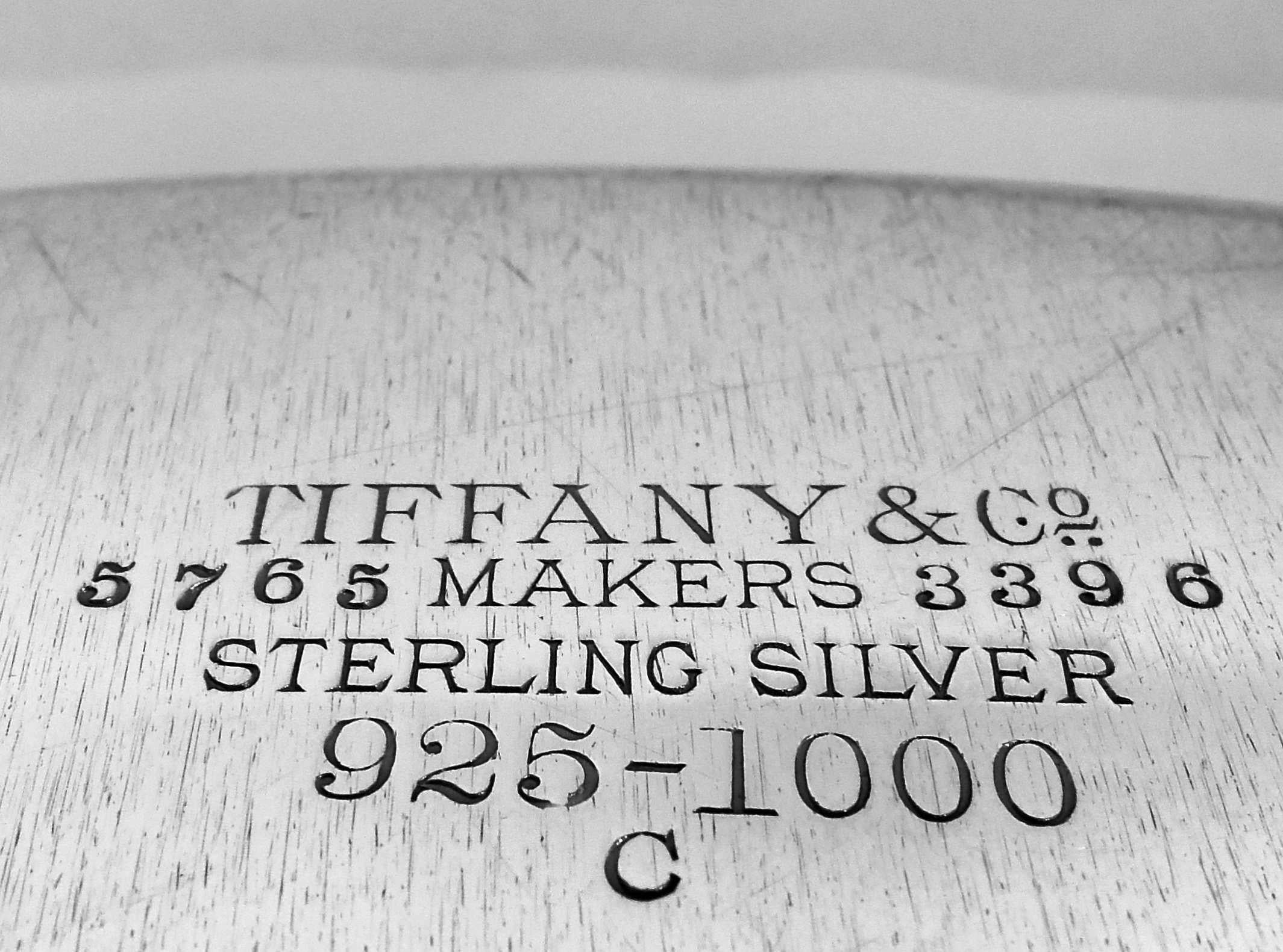Inizio XX secolo Antico vassoio Tiffany American Sterling Silver con motivo English King in vendita