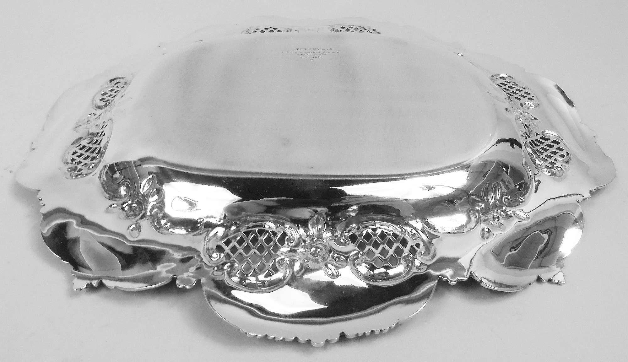 Antique Tiffany American Victorian Classical Sterling Silver Tray In Good Condition For Sale In New York, NY