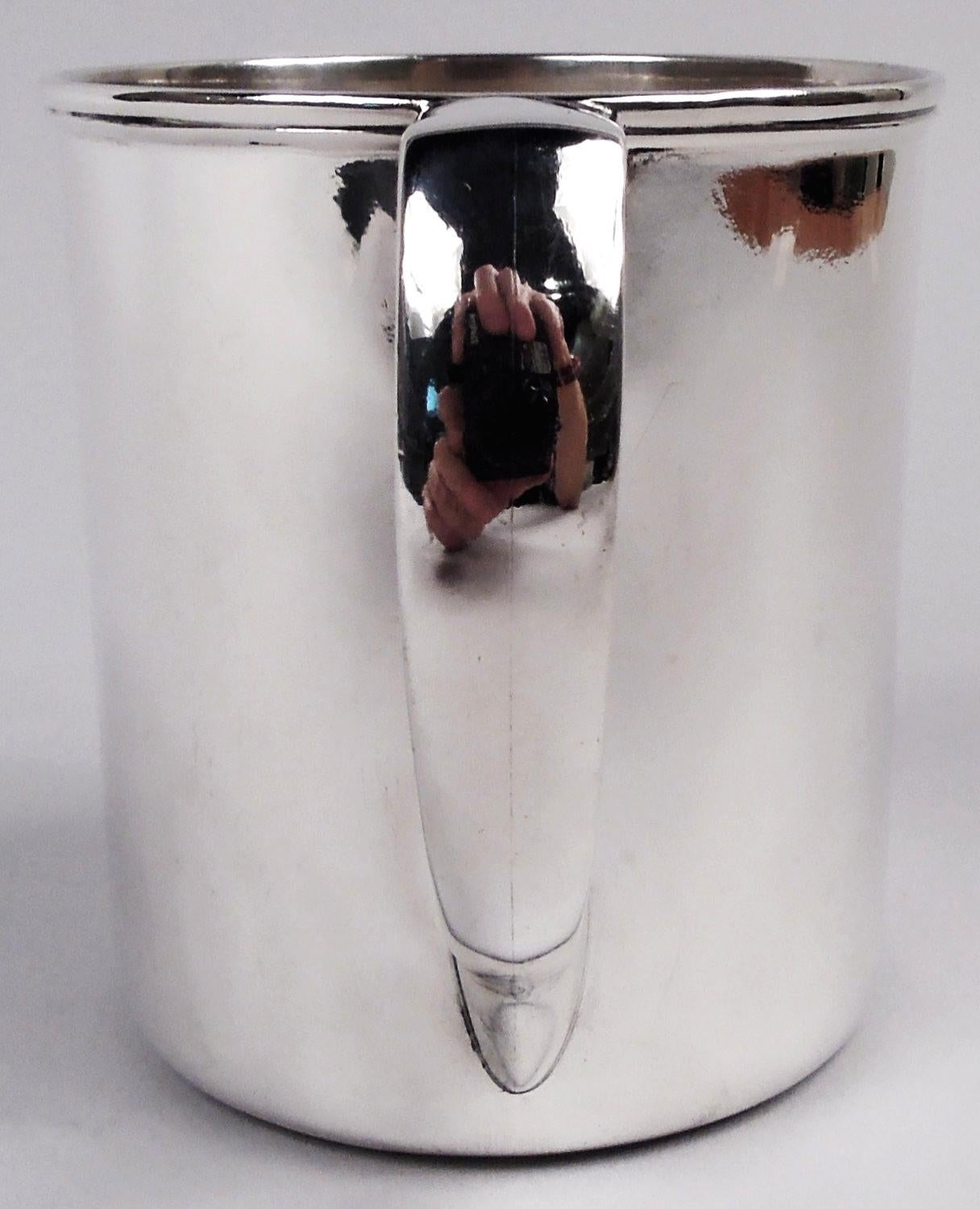 Tazza vittoriana in argento sterling per bambini. Prodotto da Tiffany & Co. a New York, 1910 circa. Fianchi dritti e maniglia a voluta. Completamente marcato con timbro del produttore, modello n. 4104B e lettera m del direttore. Peso: 4 once troy. 