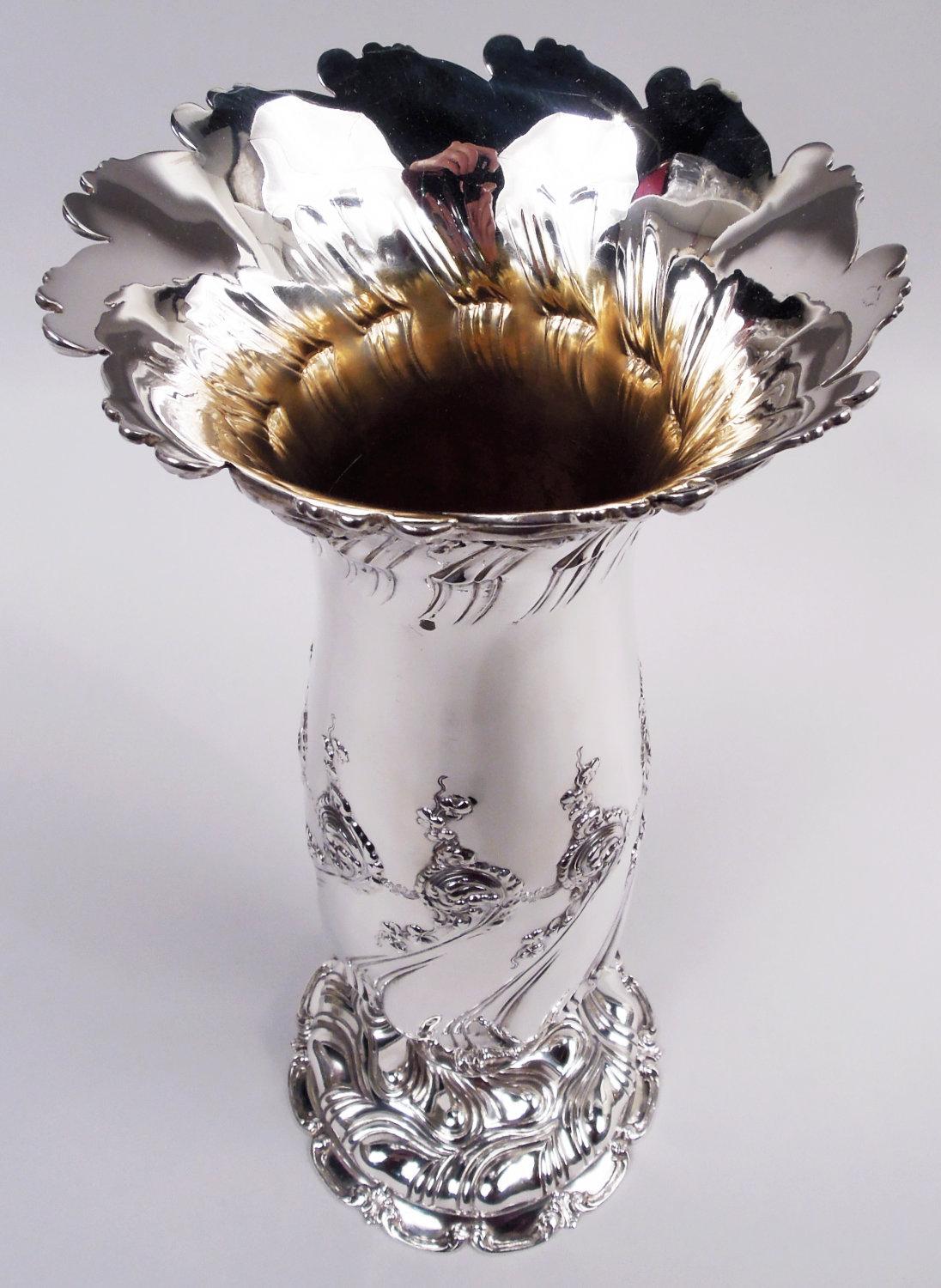 Vaso classico Art Nouveau in argento sterling. Realizzato da Tiffany & Co. a New York. Busto su piede a cupola con bordo smerlato a foglie e volute. Scanalatura ritorta con terminali a volute fogliate e fiori pendenti. Il piede presenta una