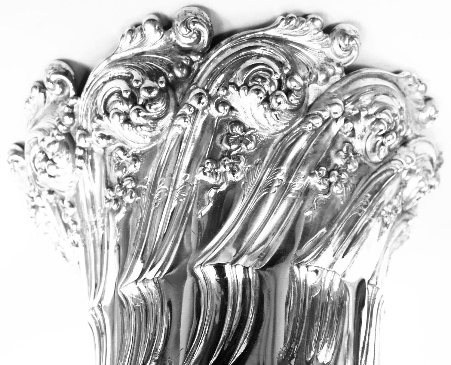 Inizio XX secolo Antico vaso Tiffany Art Nouveau Classico in Argento da 18 pollici in vendita