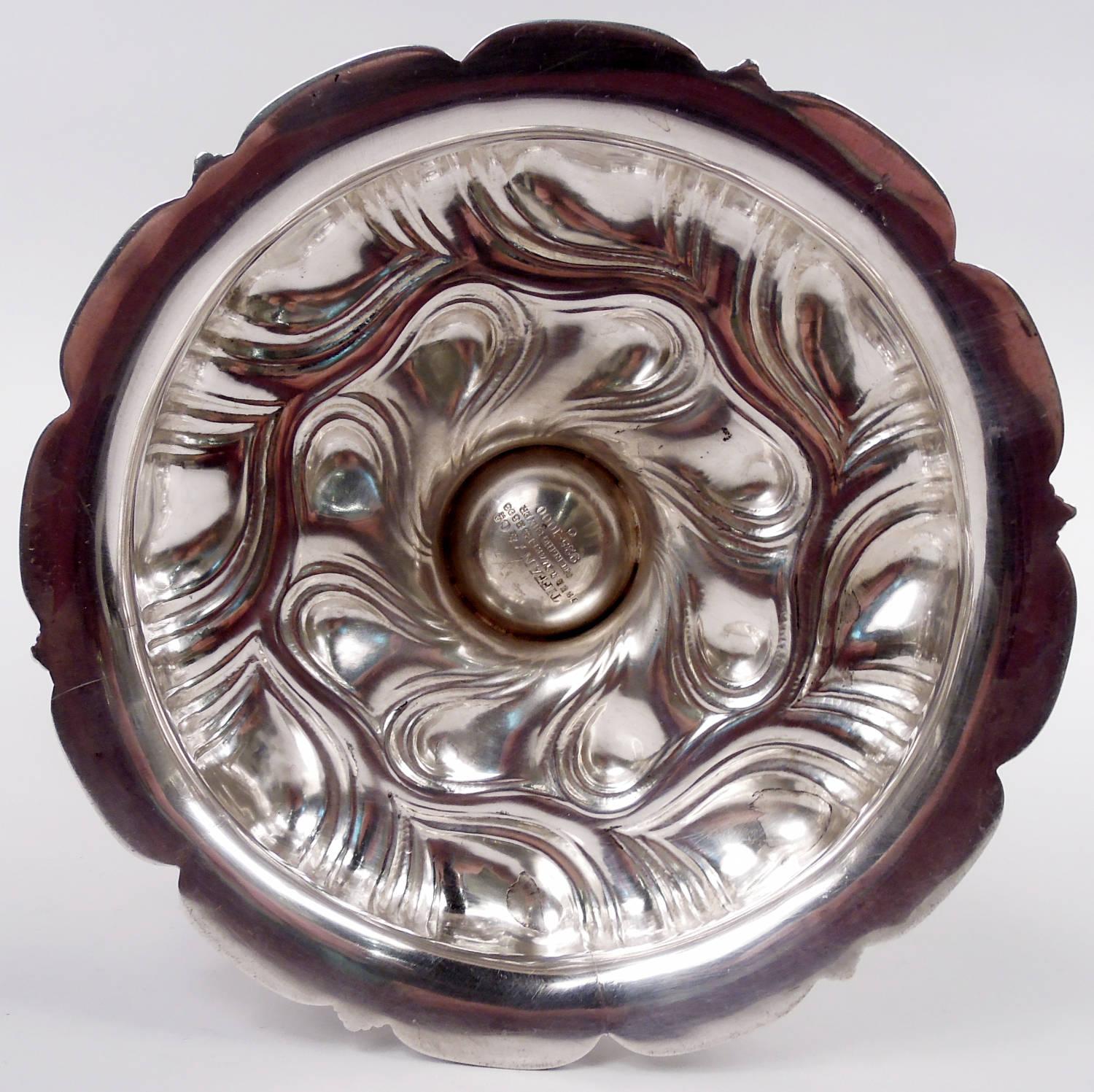 Antico vaso Tiffany Art Nouveau Classico in Argento da 18 pollici in vendita 2