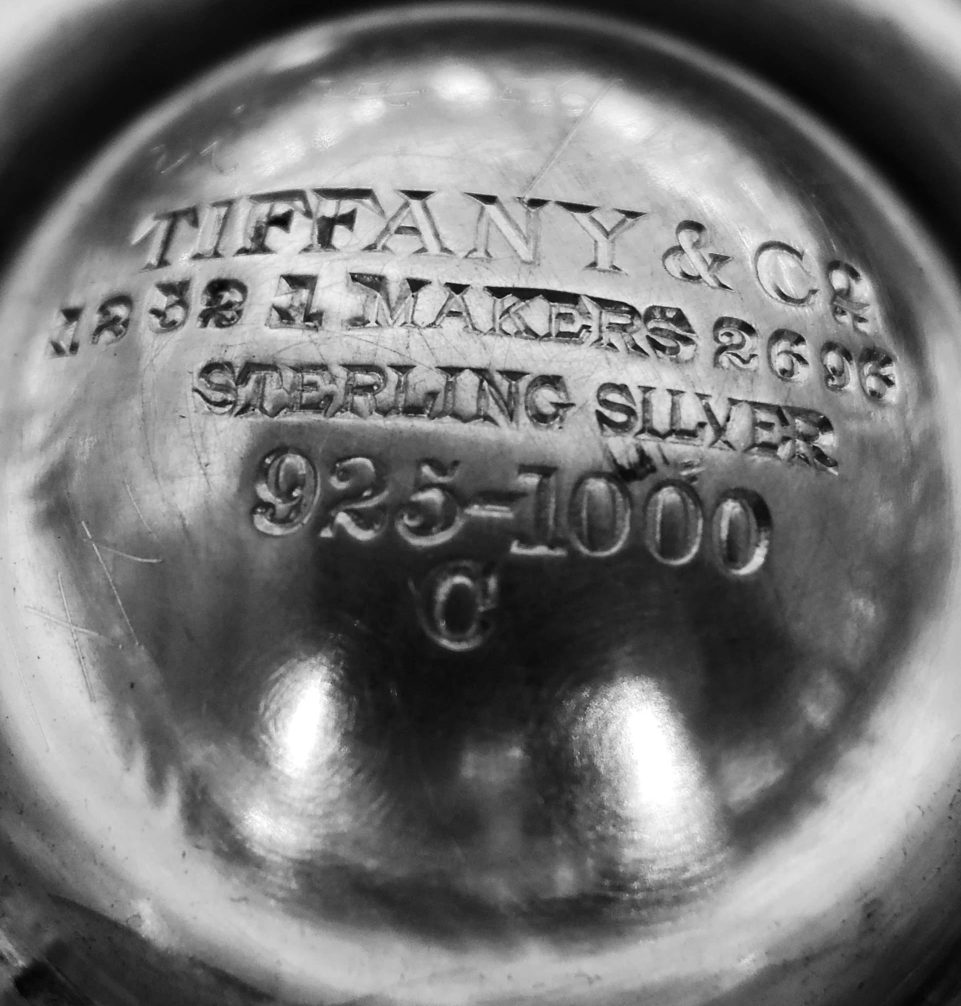 Antico vaso Tiffany Art Nouveau Classico in Argento da 18 pollici in vendita 3