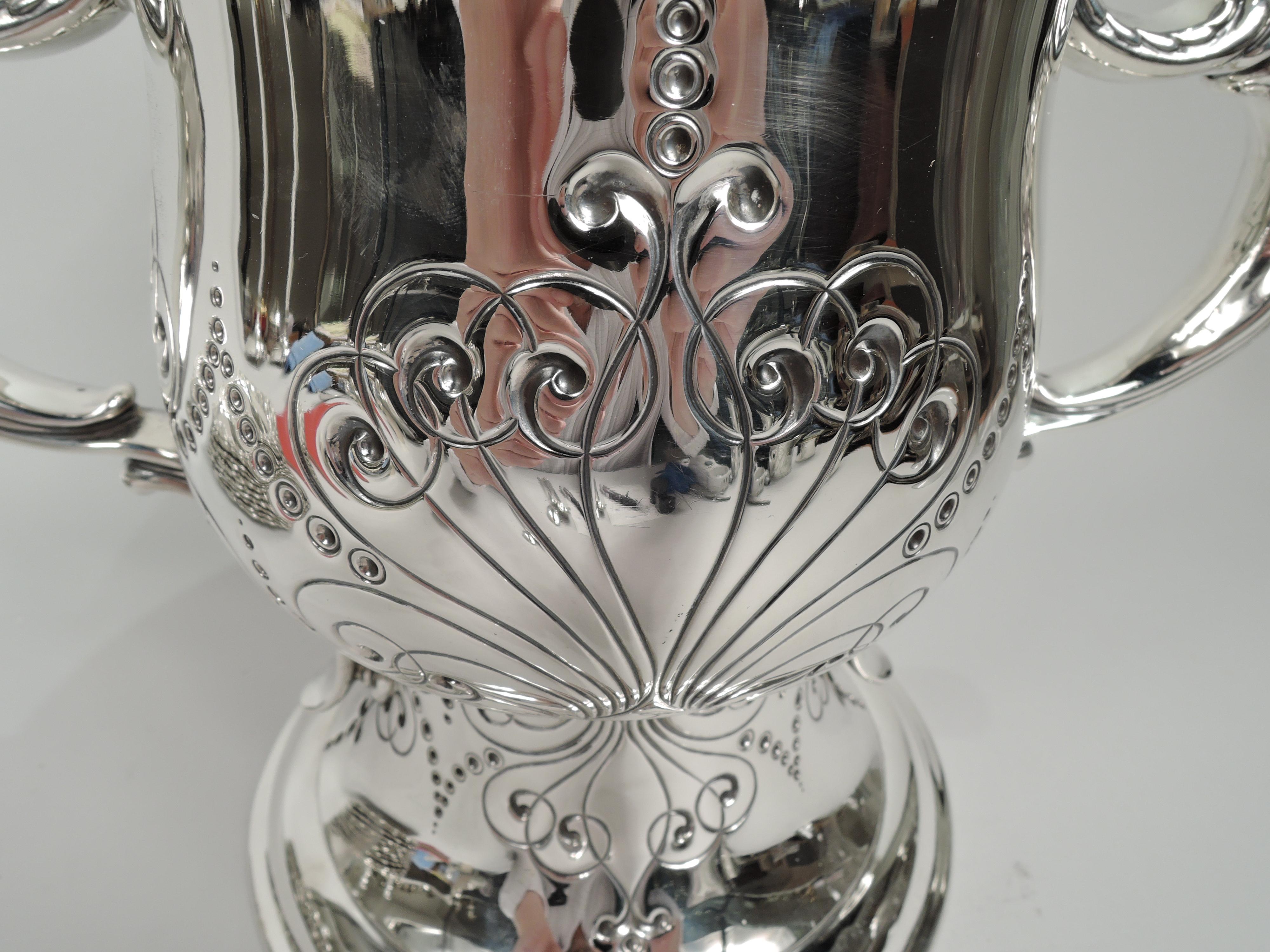 Antike Tiffany  & Co. Jugendstil-Urnenvase aus Sterlingsilber (amerikanisch) im Angebot