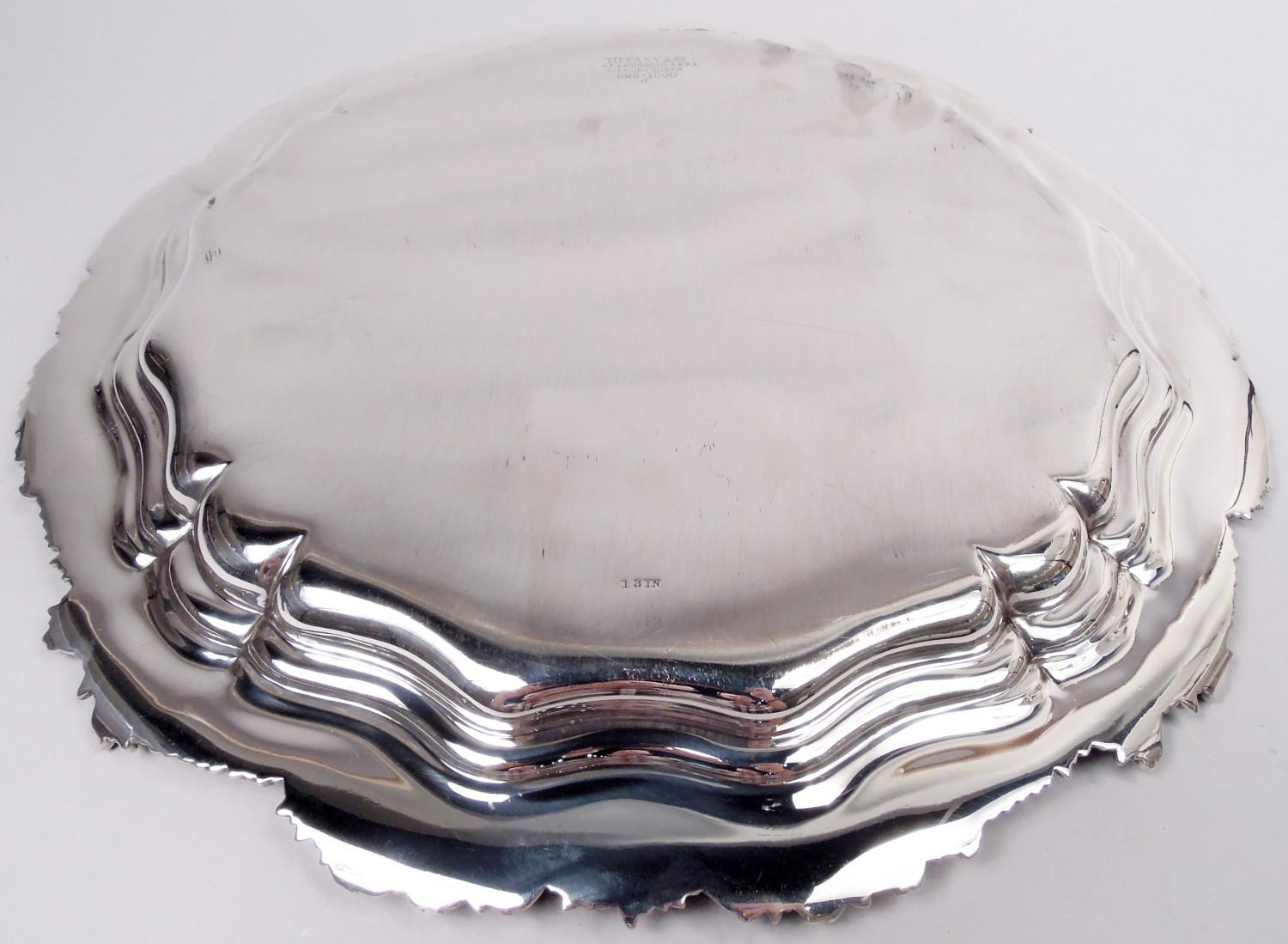 Bandeja redonda antigua Tiffany Crisantemo de plata de ley en Bueno estado para la venta en New York, NY
